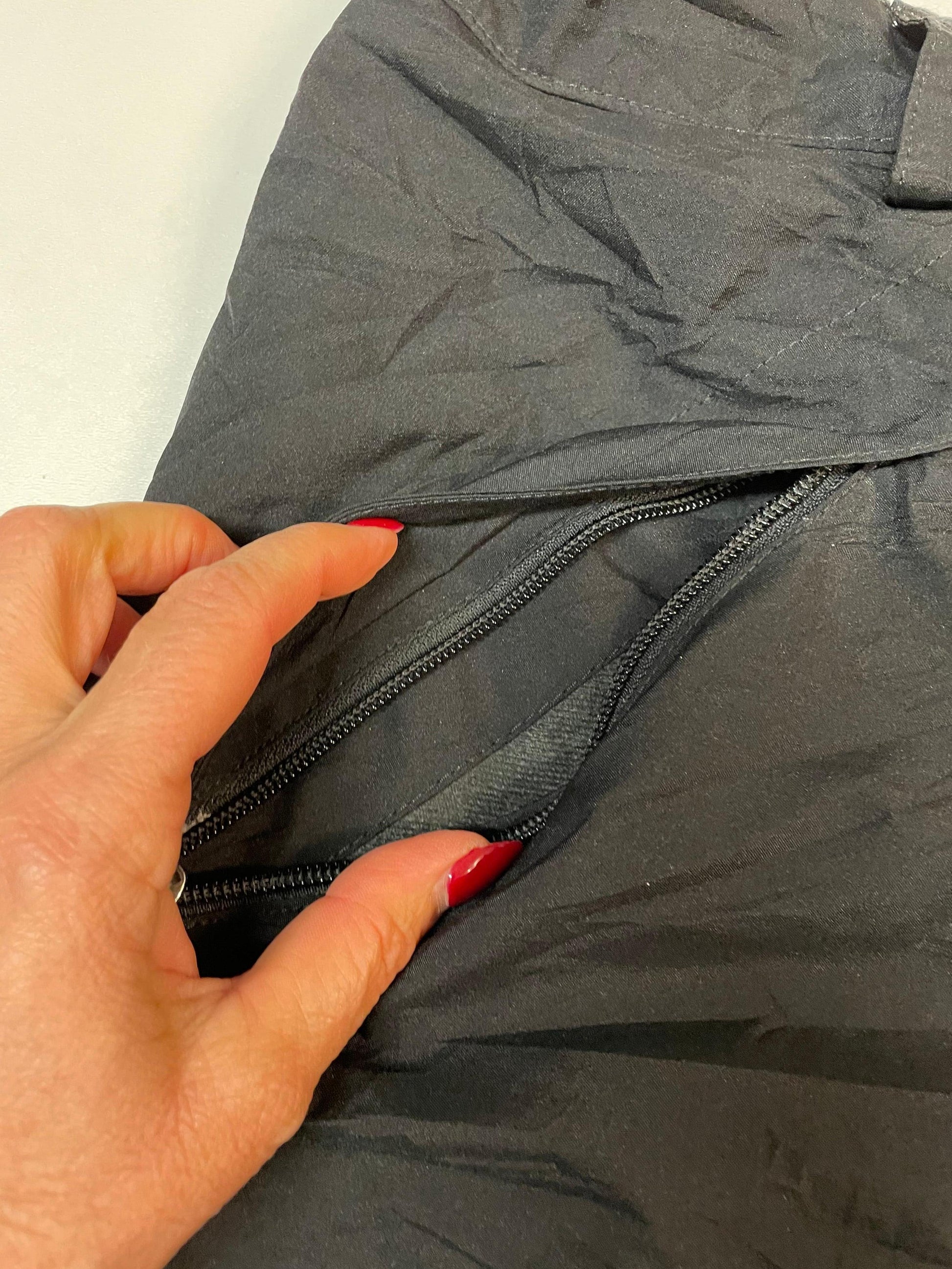 Entdecke unsere Vintage Track Pants von Nike und anderen Marken, erhältlich bei Valuxery.de - Dein Shop für trendige Vintage - Kleidung. Unsere Track Pants sind aus hochwertigen Materialien und