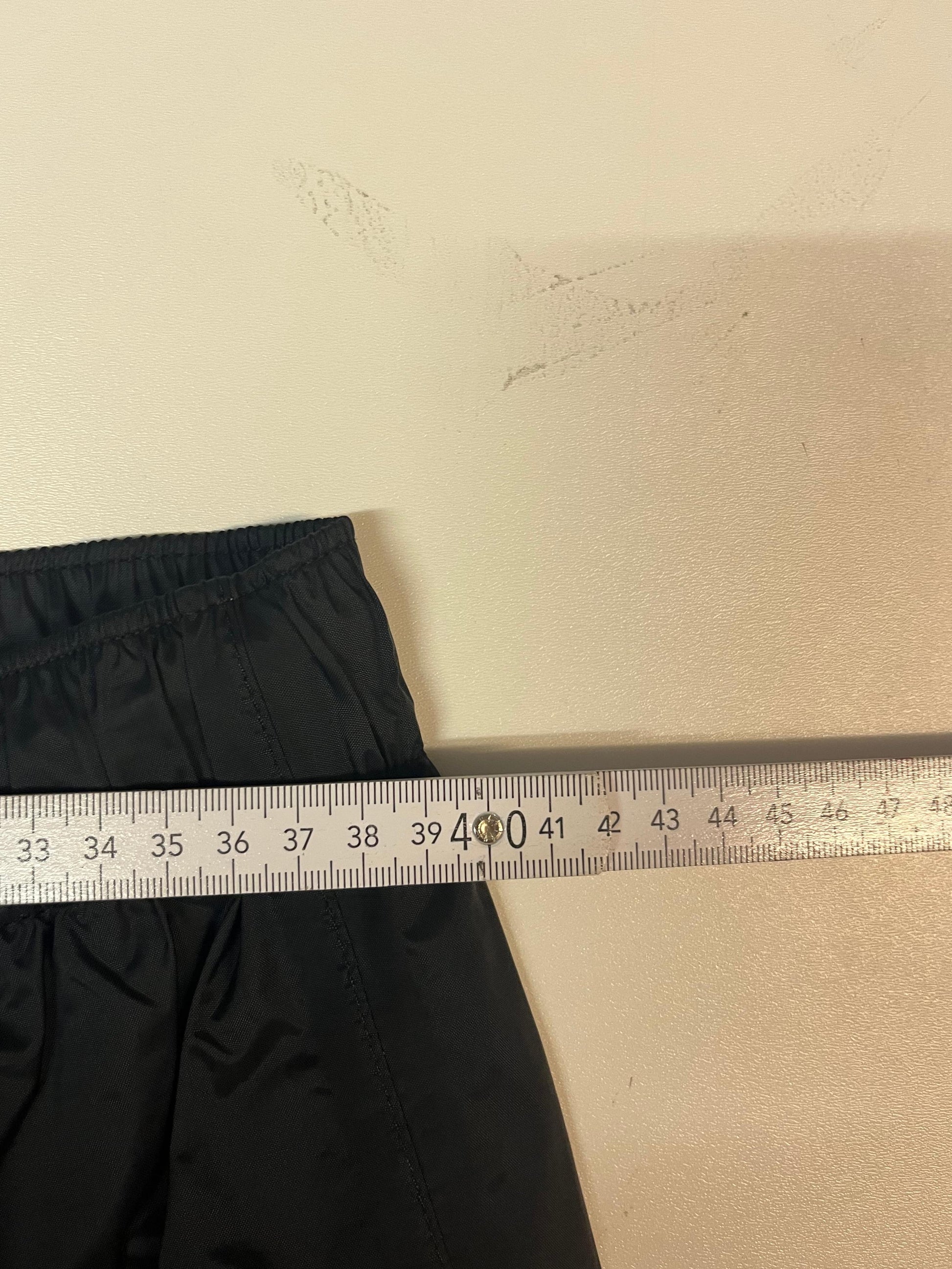 Entdecke unsere Vintage Track Pants von Nike und anderen Marken, erhältlich bei Valuxery.de - Dein Shop für trendige Vintage - Kleidung. Unsere Track Pants sind aus hochwertigen Materialien und