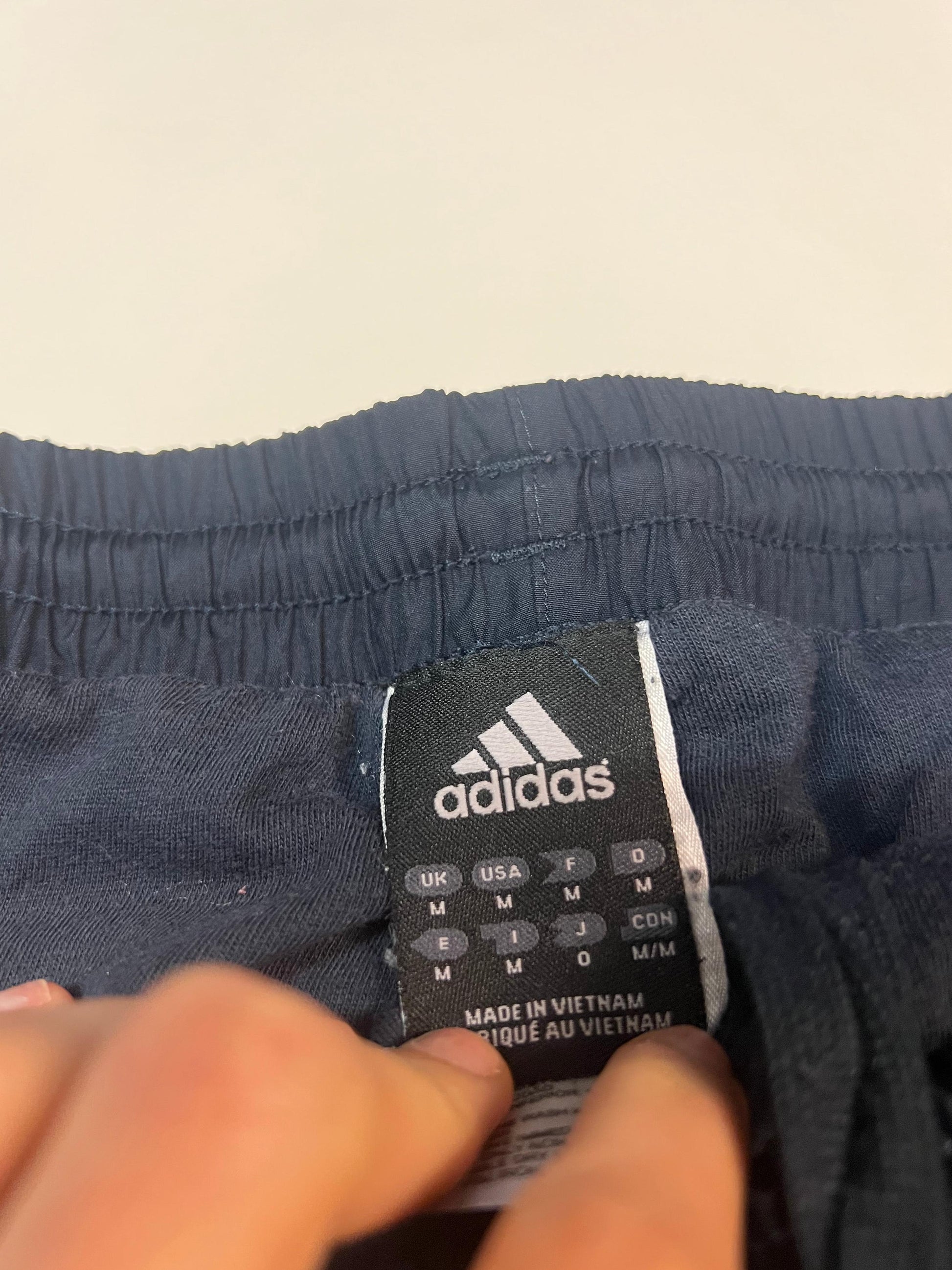 Entdecke unsere Vintage Track Pants von Nike und anderen Marken, erhältlich bei Valuxery.de - Dein Shop für trendige Vintage - Kleidung. Unsere Track Pants sind aus hochwertigen Materialien und