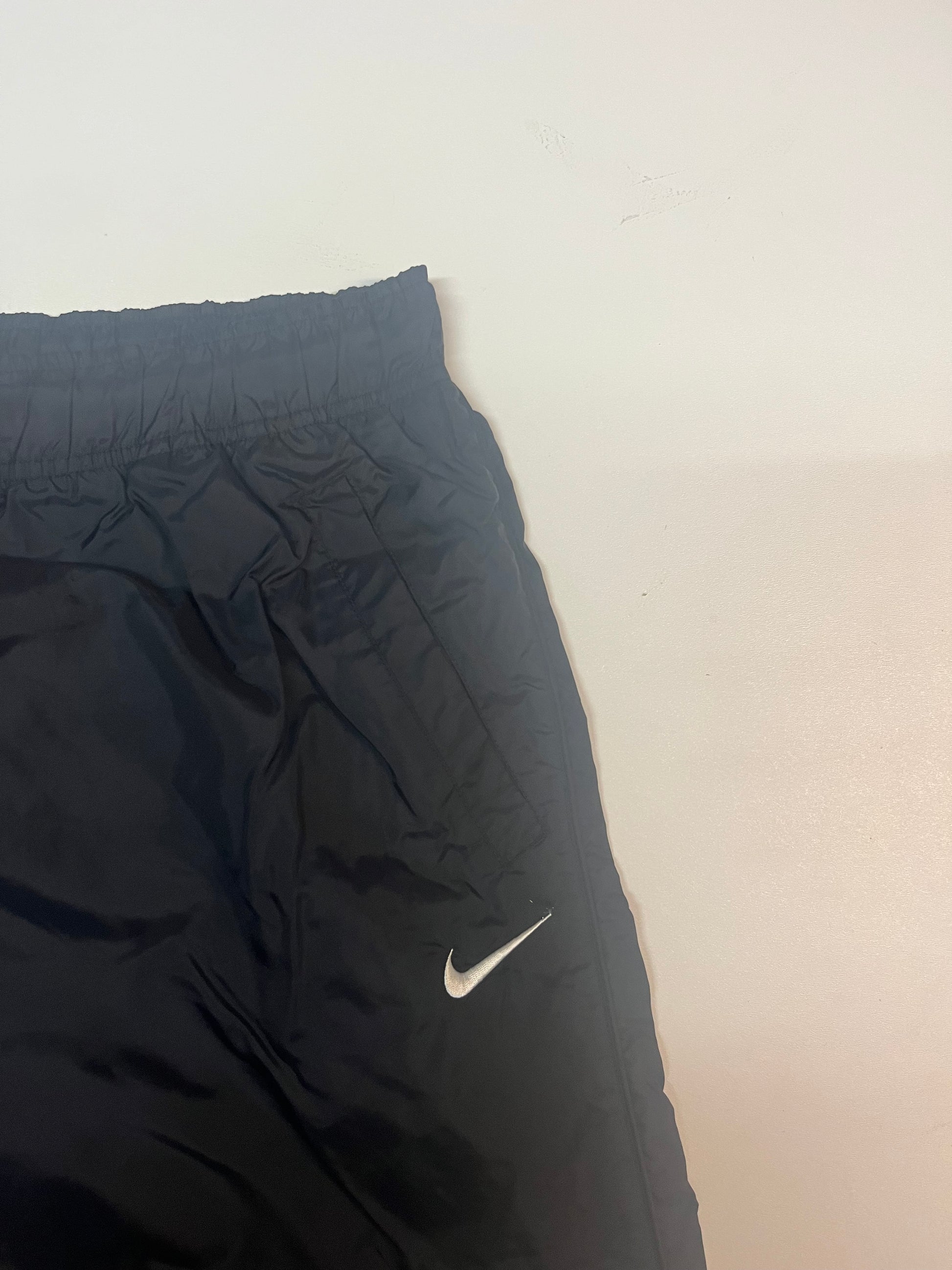 Entdecke unsere Vintage Track Pants von Nike und anderen Marken, erhältlich bei Valuxery.de - Dein Shop für trendige Vintage - Kleidung. Unsere Track Pants sind aus hochwertigen Materialien und