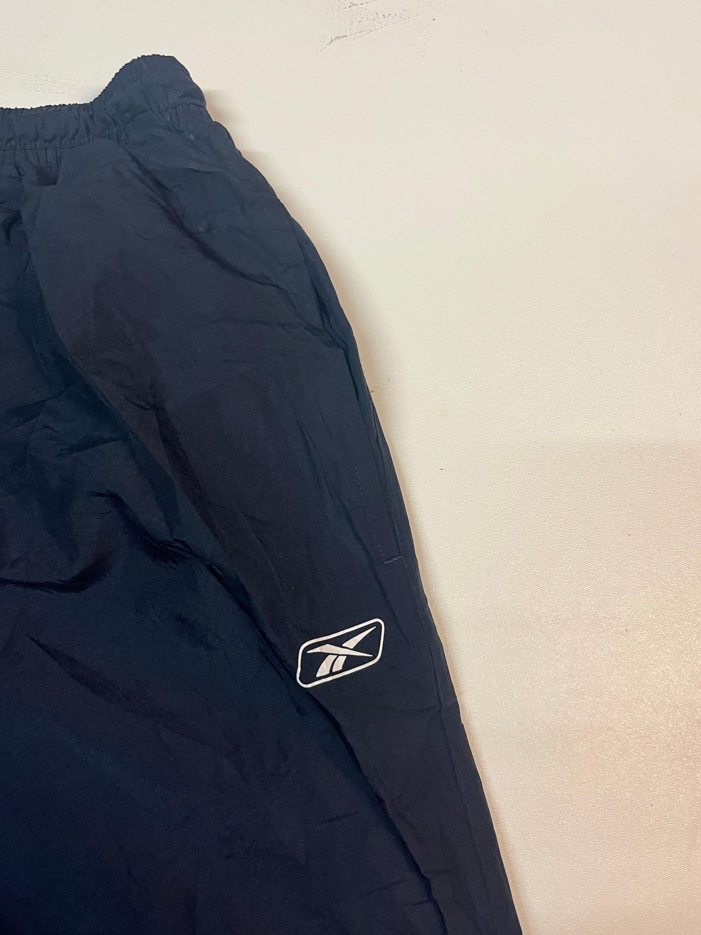 Entdecke unsere Vintage Track Pants von Nike und anderen Marken, erhältlich bei Valuxery.de - Dein Shop für trendige Vintage - Kleidung. Unsere Track Pants sind aus hochwertigen Materialien und