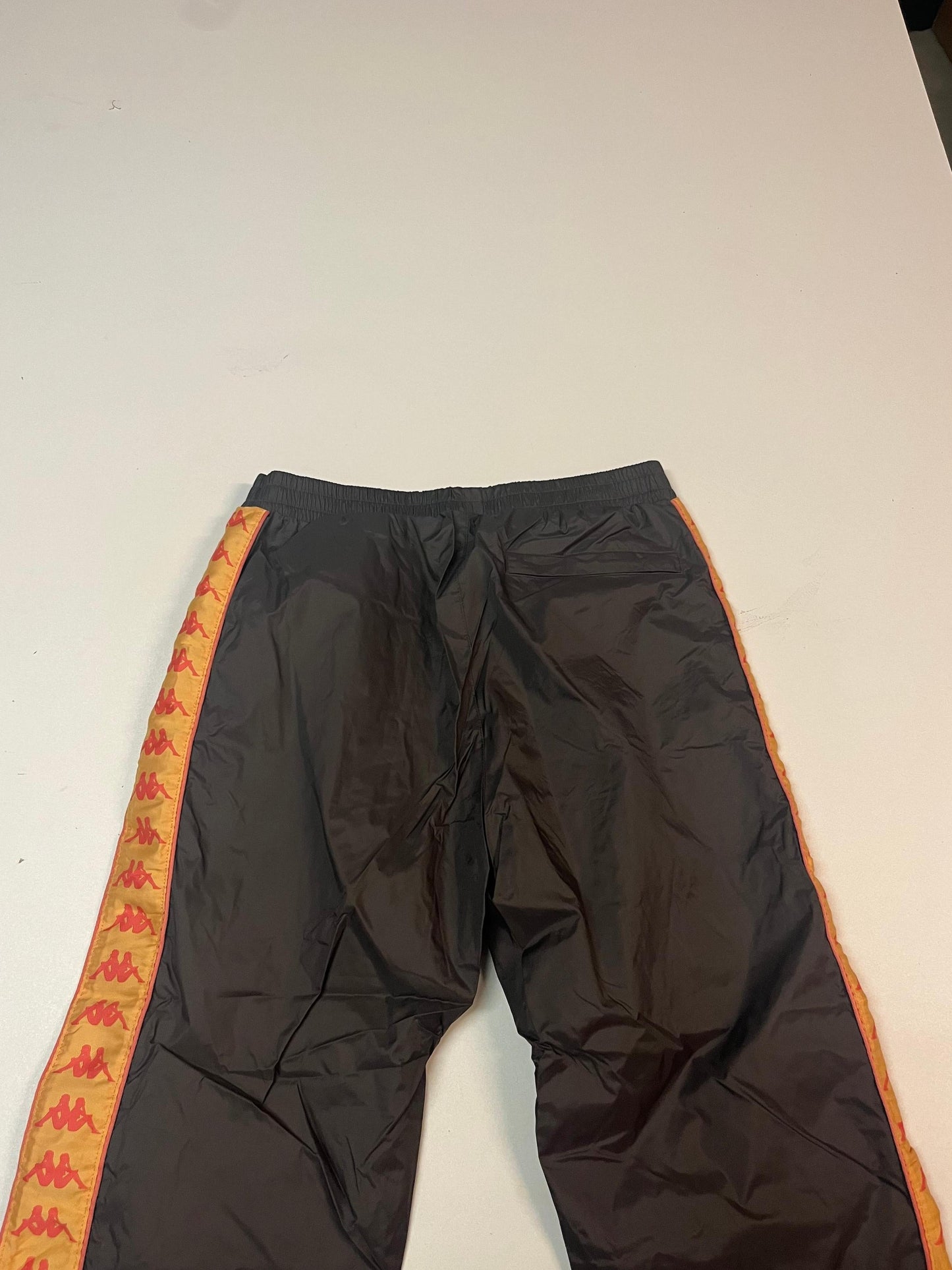 Entdecke unsere Vintage Track Pants von Nike und anderen Marken, erhältlich bei Valuxery.de - Dein Shop für trendige Vintage - Kleidung. Unsere Track Pants sind aus hochwertigen Materialien und