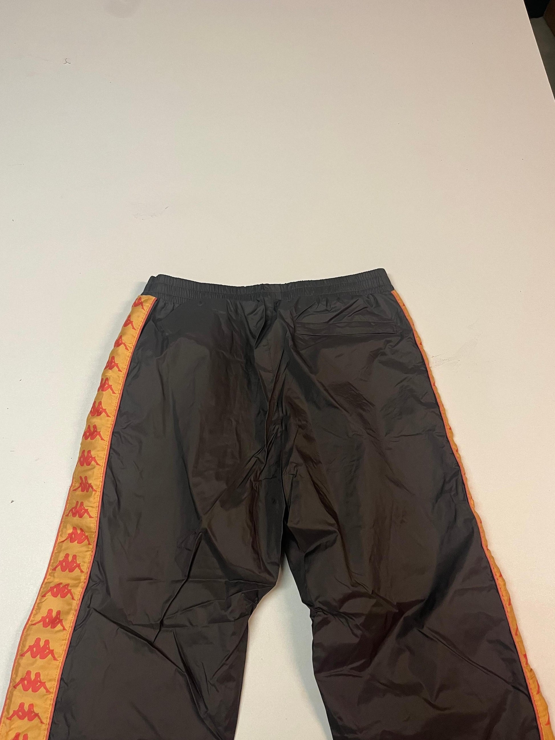 Entdecke unsere Vintage Track Pants von Nike und anderen Marken, erhältlich bei Valuxery.de - Dein Shop für trendige Vintage - Kleidung. Unsere Track Pants sind aus hochwertigen Materialien und