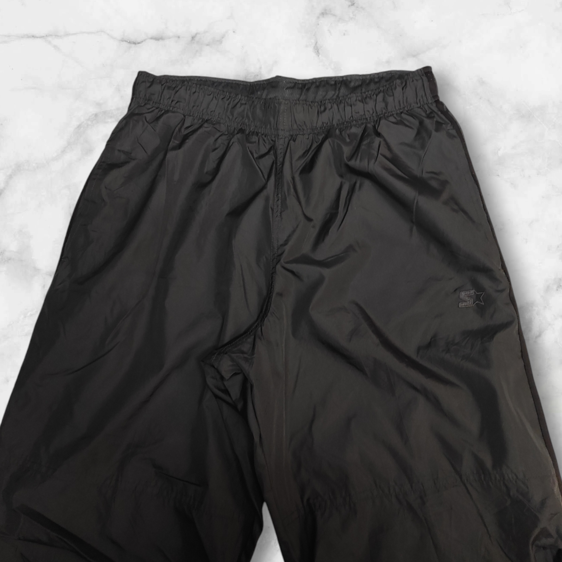 Entdecke unsere Vintage Track Pants von Nike und anderen Marken, erhältlich bei Valuxery.de - Dein Shop für trendige Vintage - Kleidung. Unsere Track Pants sind aus hochwertigen Materialien und