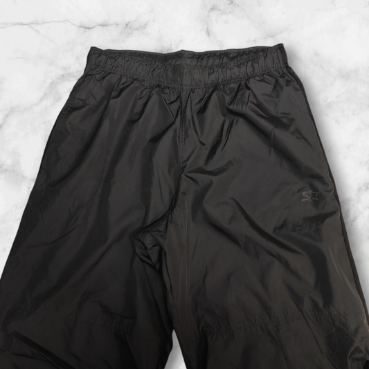 Entdecke unsere Vintage Track Pants von Nike und anderen Marken, erhältlich bei Valuxery.de - Dein Shop für trendige Vintage - Kleidung. Unsere Track Pants sind aus hochwertigen Materialien und