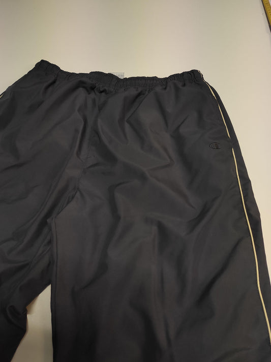 Entdecke unsere Vintage Track Pants von Nike und anderen Marken, erhältlich bei Valuxery.de - Dein Shop für trendige Vintage - Kleidung. Unsere Track Pants sind aus hochwertigen Materialien und