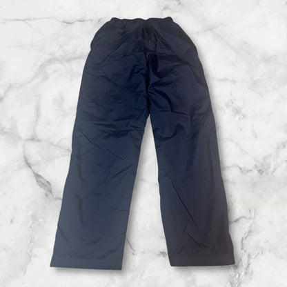 Entdecke unsere Vintage Track Pants von Nike und anderen Marken, erhältlich bei Valuxery.de - Dein Shop für trendige Vintage - Kleidung. Unsere Track Pants sind aus hochwertigen Materialien und