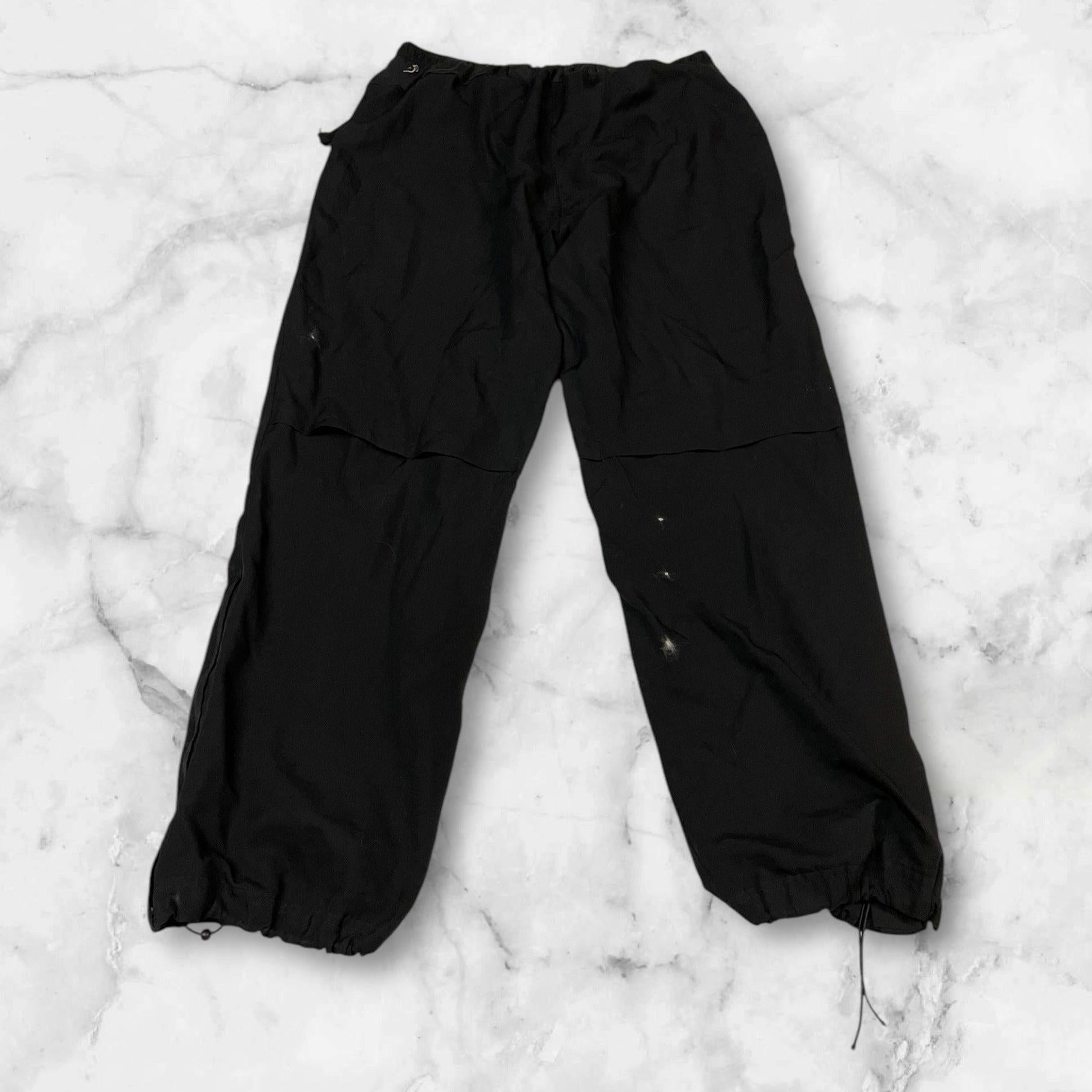 Entdecke unsere Vintage Track Pants von Nike und anderen Marken, erhältlich bei Valuxery.de - Dein Shop für trendige Vintage - Kleidung. Unsere Track Pants sind aus hochwertigen Materialien und