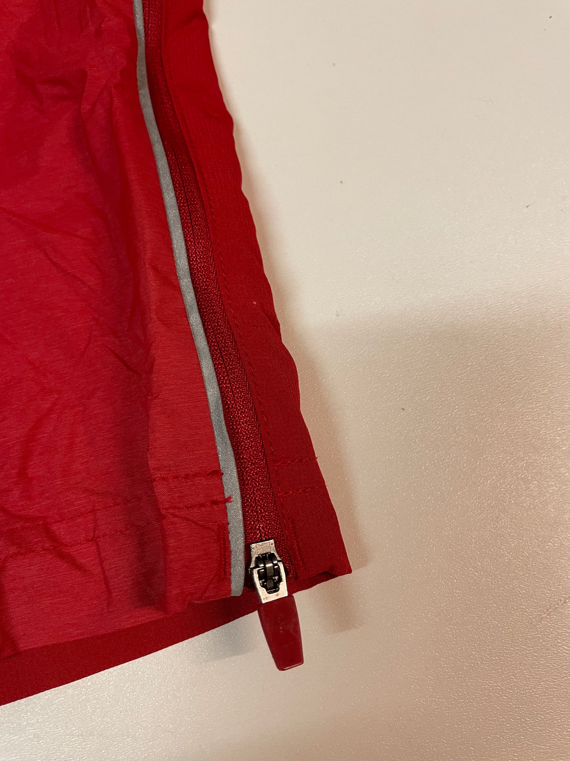 Entdecke unsere Vintage Track Pants von Nike und anderen Marken, erhältlich bei Valuxery.de - Dein Shop für trendige Vintage - Kleidung. Unsere Track Pants sind aus hochwertigen Materialien und