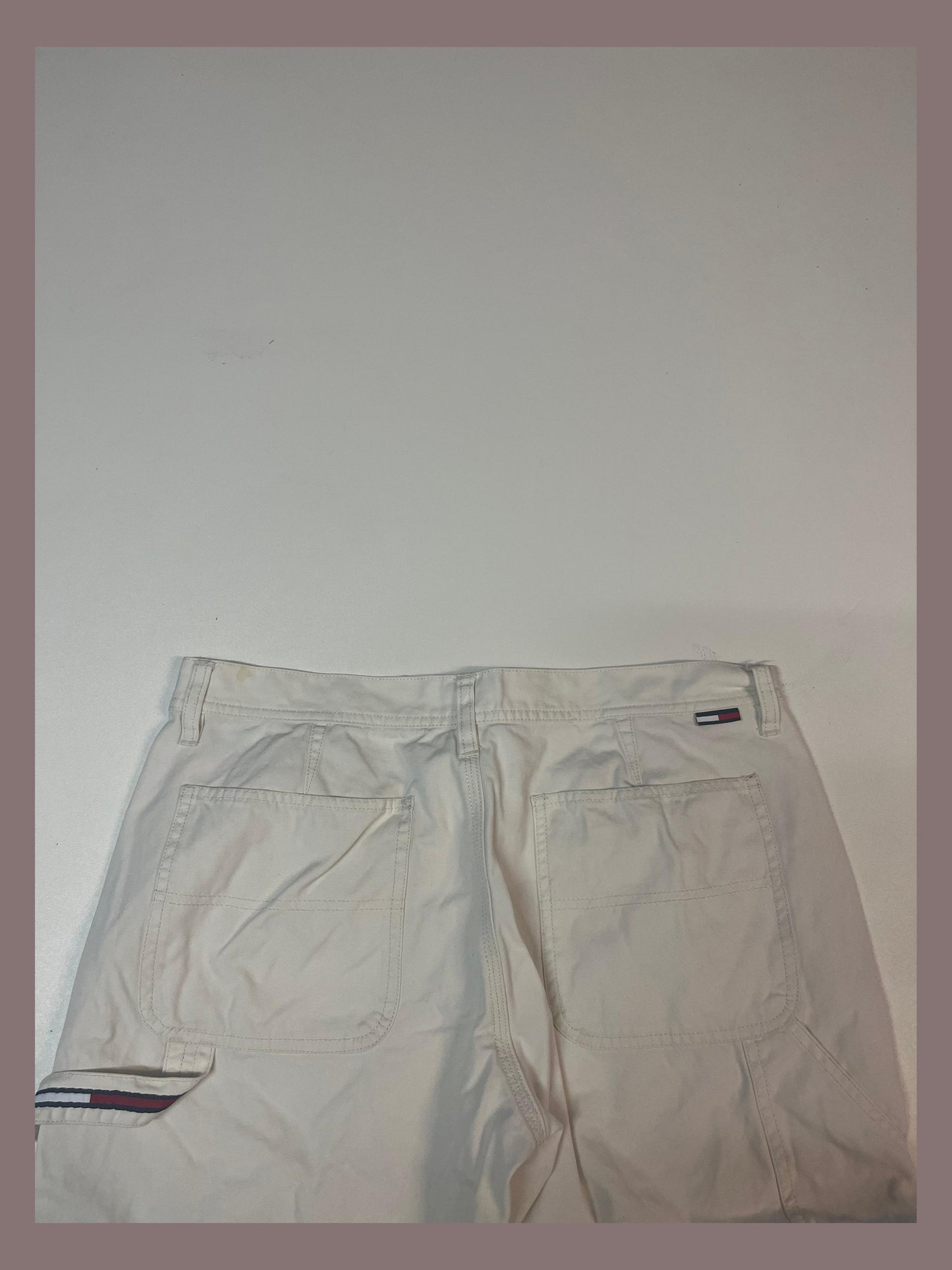 Entdecke unsere Vintage Track Pants von Nike und anderen Marken, erhältlich bei Valuxery.de - Dein Shop für trendige Vintage - Kleidung. Unsere Track Pants sind aus hochwertigen Materialien und