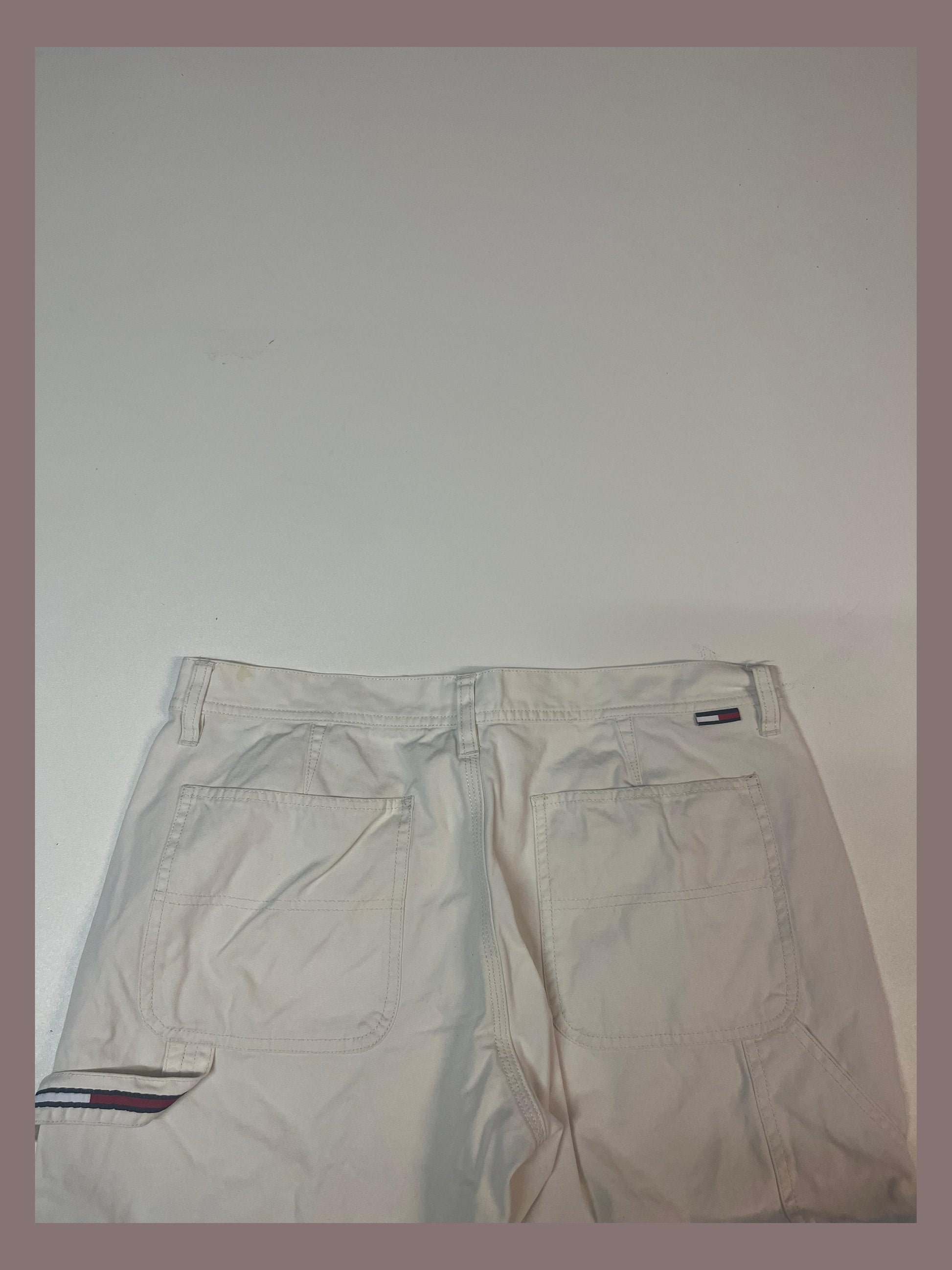 Entdecke unsere Vintage Track Pants von Nike und anderen Marken, erhältlich bei Valuxery.de - Dein Shop für trendige Vintage - Kleidung. Unsere Track Pants sind aus hochwertigen Materialien und