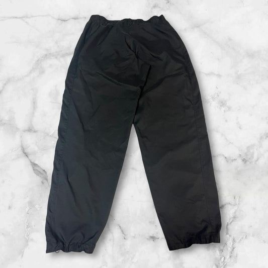Entdecke unsere Vintage Track Pants von Nike und anderen Marken, erhältlich bei Valuxery.de - Dein Shop für trendige Vintage - Kleidung. Unsere Track Pants sind aus hochwertigen Materialien und