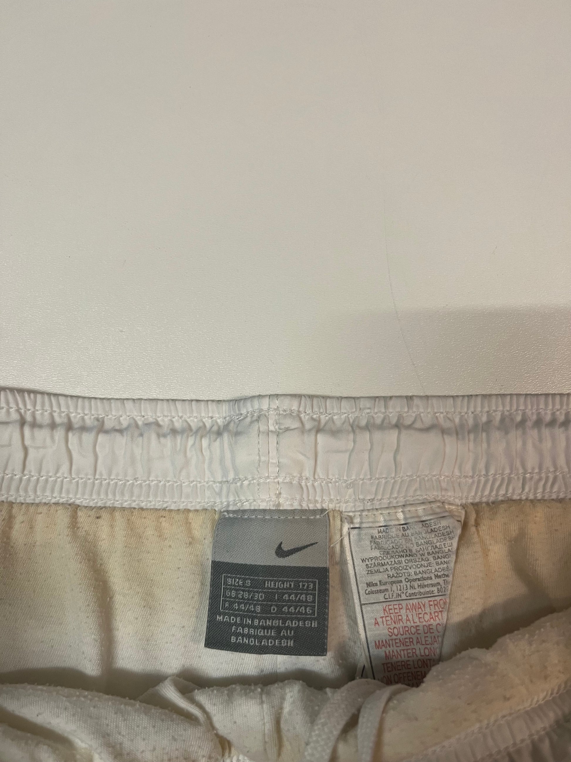 Entdecke unsere Vintage Track Pants von Nike und anderen Marken, erhältlich bei Valuxery.de - Dein Shop für trendige Vintage - Kleidung. Unsere Track Pants sind aus hochwertigen Materialien und