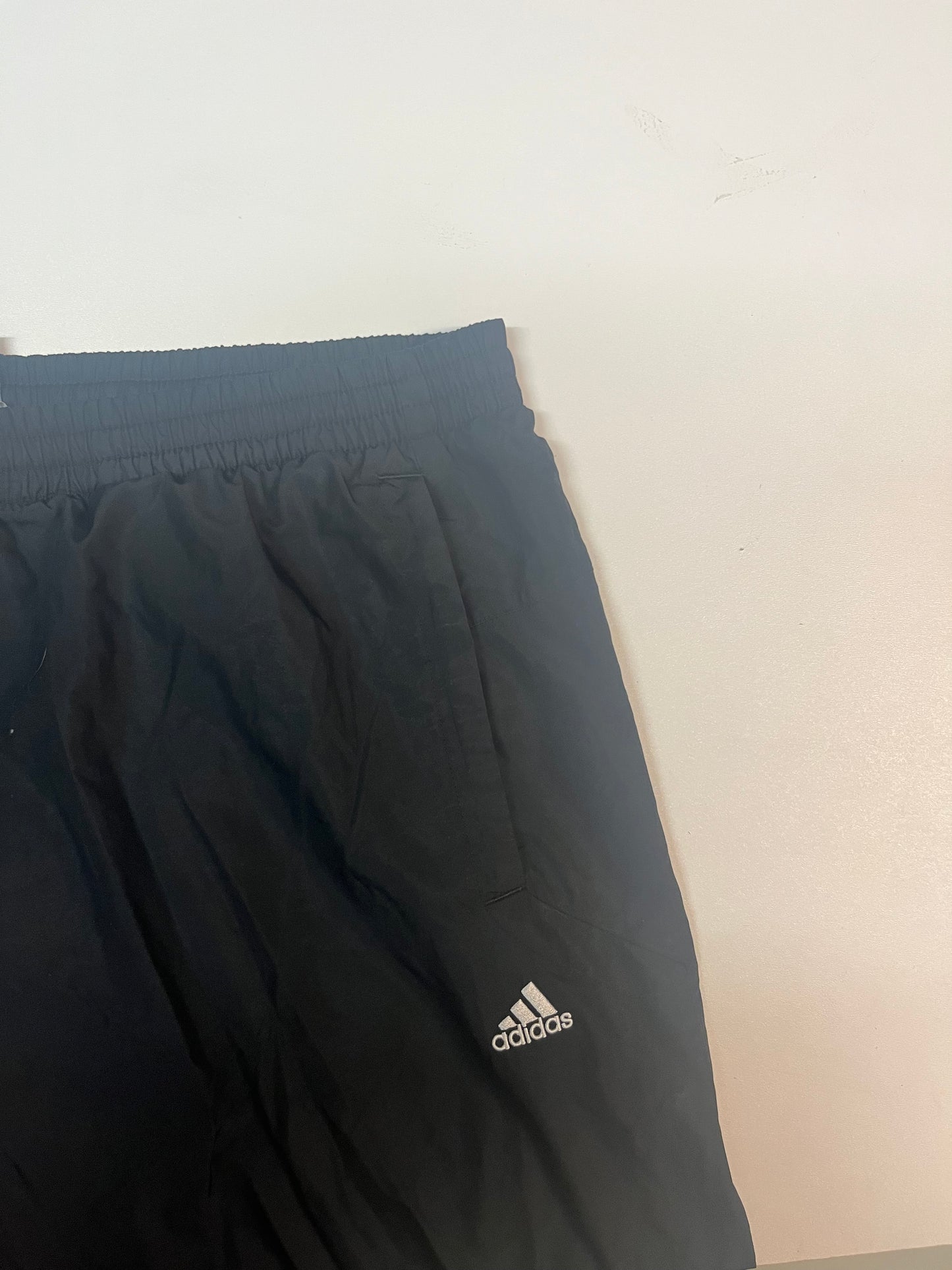 Entdecke unsere Vintage Track Pants von Nike und anderen Marken, erhältlich bei Valuxery.de - Dein Shop für trendige Vintage - Kleidung. Unsere Track Pants sind aus hochwertigen Materialien und