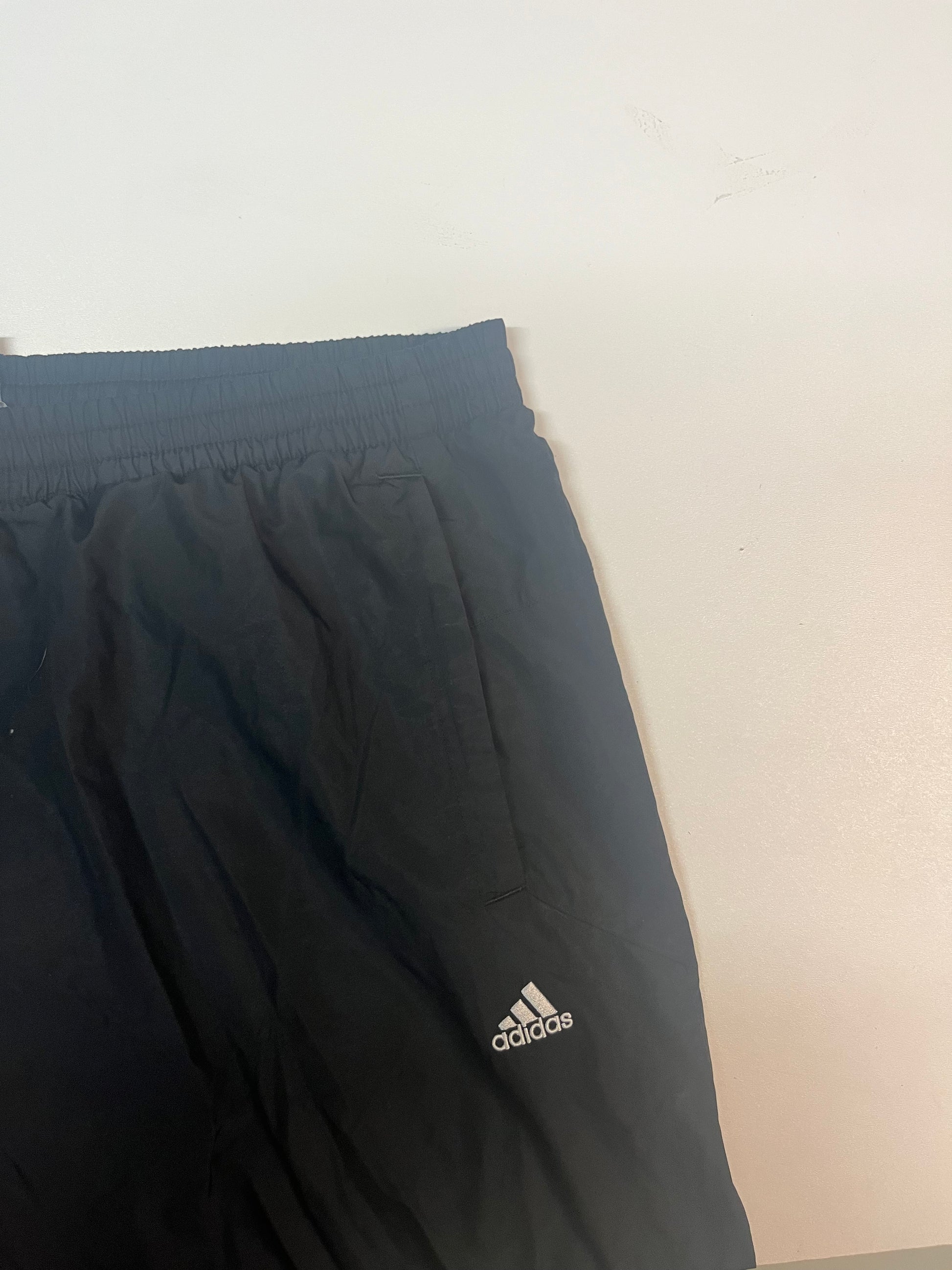 Entdecke unsere Vintage Track Pants von Nike und anderen Marken, erhältlich bei Valuxery.de - Dein Shop für trendige Vintage - Kleidung. Unsere Track Pants sind aus hochwertigen Materialien und