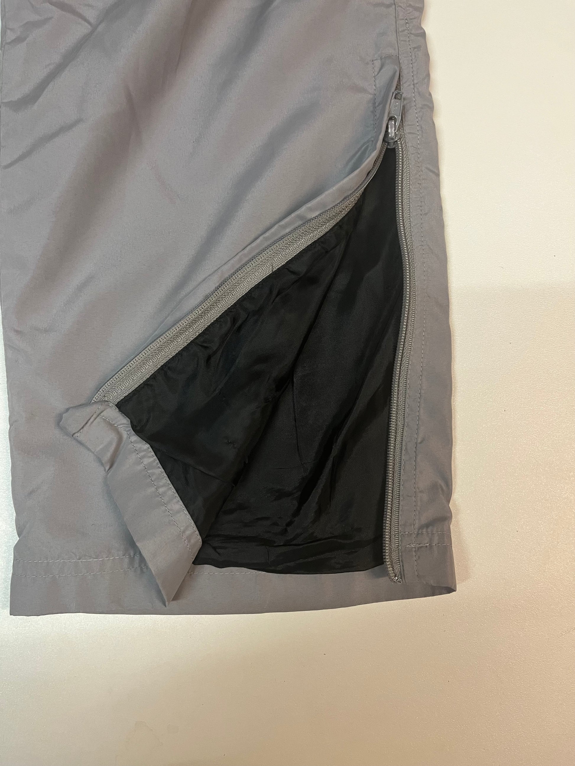 Entdecke unsere Vintage Track Pants von Nike und anderen Marken, erhältlich bei Valuxery.de - Dein Shop für trendige Vintage - Kleidung. Unsere Track Pants sind aus hochwertigen Materialien und