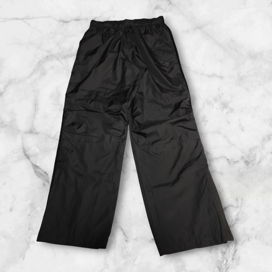 Entdecke unsere Vintage Track Pants von Nike und anderen Marken, erhältlich bei Valuxery.de - Dein Shop für trendige Vintage - Kleidung. Unsere Track Pants sind aus hochwertigen Materialien und