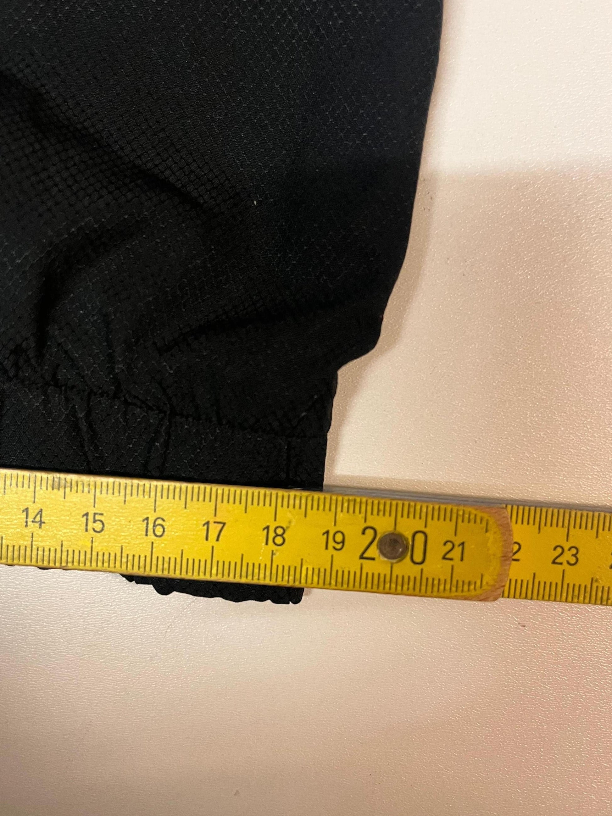 Entdecke unsere Vintage Track Pants von Nike und anderen Marken, erhältlich bei Valuxery.de - Dein Shop für trendige Vintage - Kleidung. Unsere Track Pants sind aus hochwertigen Materialien und