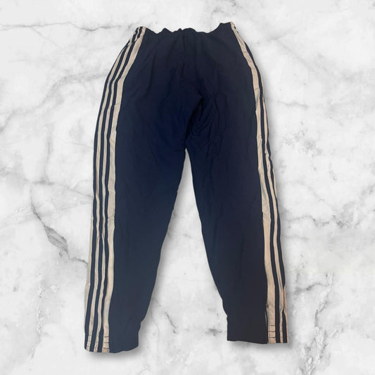Entdecke unsere Vintage Track Pants von Nike und anderen Marken, erhältlich bei Valuxery.de - Dein Shop für trendige Vintage - Kleidung. Unsere Track Pants sind aus hochwertigen Materialien und