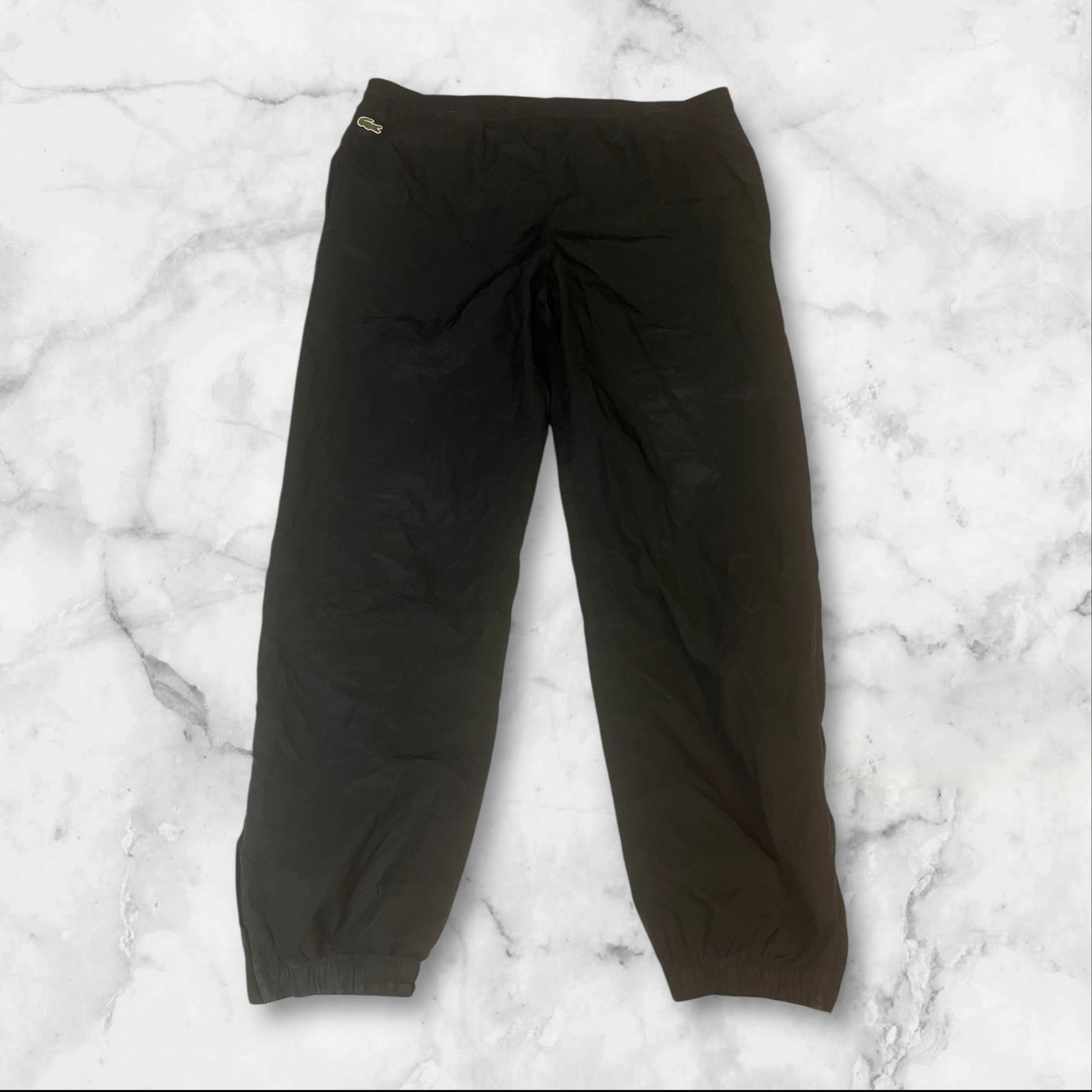 Entdecke unsere Vintage Track Pants von Nike und anderen Marken, erhältlich bei Valuxery.de - Dein Shop für trendige Vintage - Kleidung. Unsere Track Pants sind aus hochwertigen Materialien und