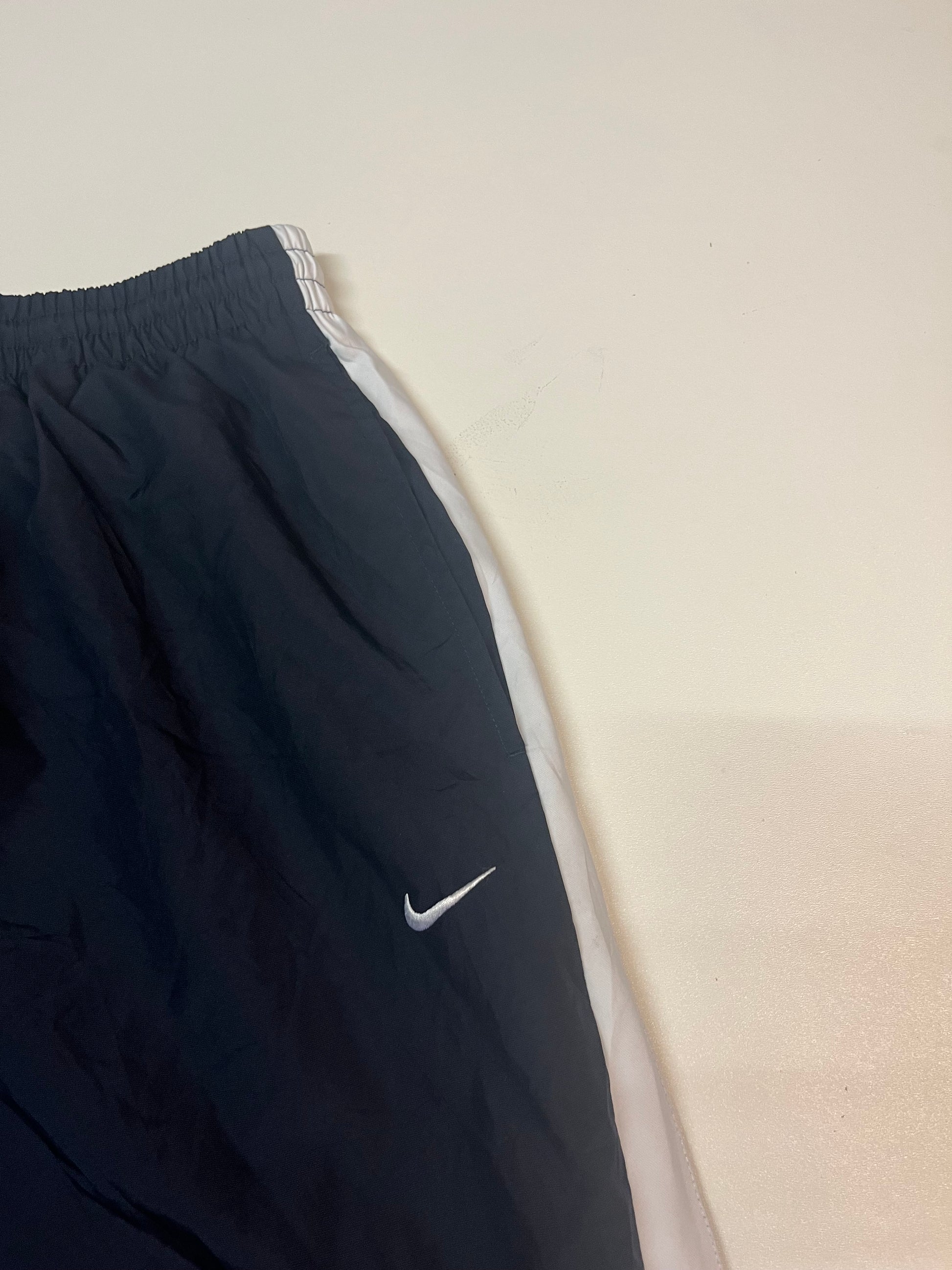 Entdecke unsere Vintage Track Pants von Nike und anderen Marken, erhältlich bei Valuxery.de - Dein Shop für trendige Vintage - Kleidung. Unsere Track Pants sind aus hochwertigen Materialien und