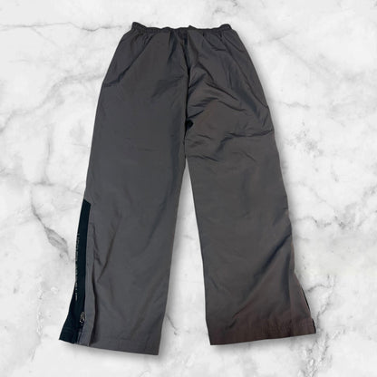 Entdecke unsere Vintage Track Pants von Nike und anderen Marken, erhältlich bei Valuxery.de - Dein Shop für trendige Vintage - Kleidung. Unsere Track Pants sind aus hochwertigen Materialien und