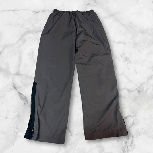 Entdecke unsere Vintage Track Pants von Nike und anderen Marken, erhältlich bei Valuxery.de - Dein Shop für trendige Vintage - Kleidung. Unsere Track Pants sind aus hochwertigen Materialien und