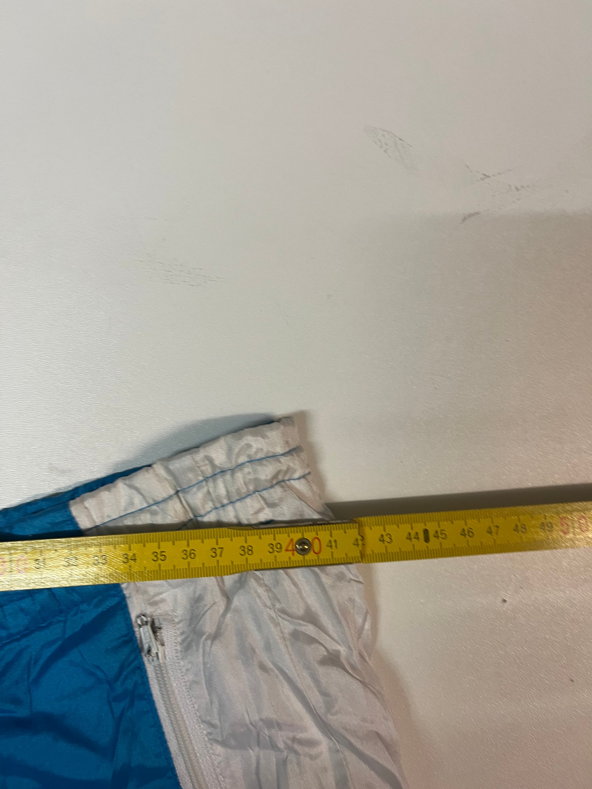 Entdecke unsere Vintage Track Pants von Nike und anderen Marken, erhältlich bei Valuxery.de - Dein Shop für trendige Vintage - Kleidung. Unsere Track Pants sind aus hochwertigen Materialien und