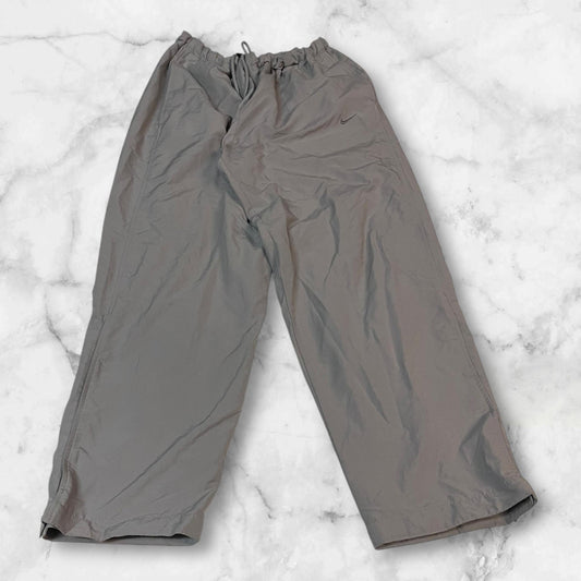 Entdecke unsere Vintage Track Pants von Nike und anderen Marken, erhältlich bei Valuxery.de - Dein Shop für trendige Vintage - Kleidung. Unsere Track Pants sind aus hochwertigen Materialien und