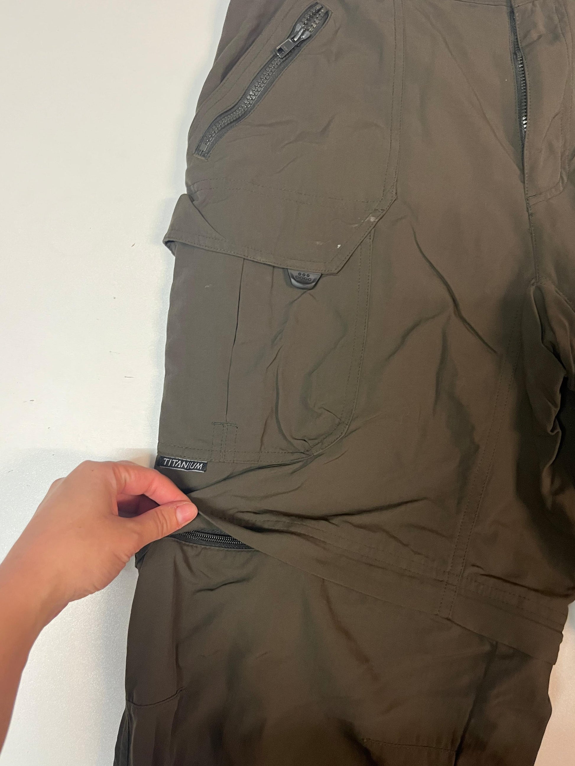 Entdecke unsere Vintage Track Pants von Nike und anderen Marken, erhältlich bei Valuxery.de - Dein Shop für trendige Vintage - Kleidung. Unsere Track Pants sind aus hochwertigen Materialien und