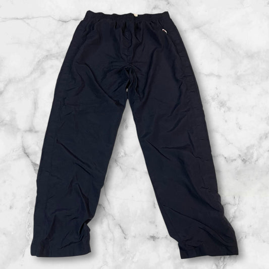 Entdecke unsere Vintage Track Pants von Nike und anderen Marken, erhältlich bei Valuxery.de - Dein Shop für trendige Vintage - Kleidung. Unsere Track Pants sind aus hochwertigen Materialien und