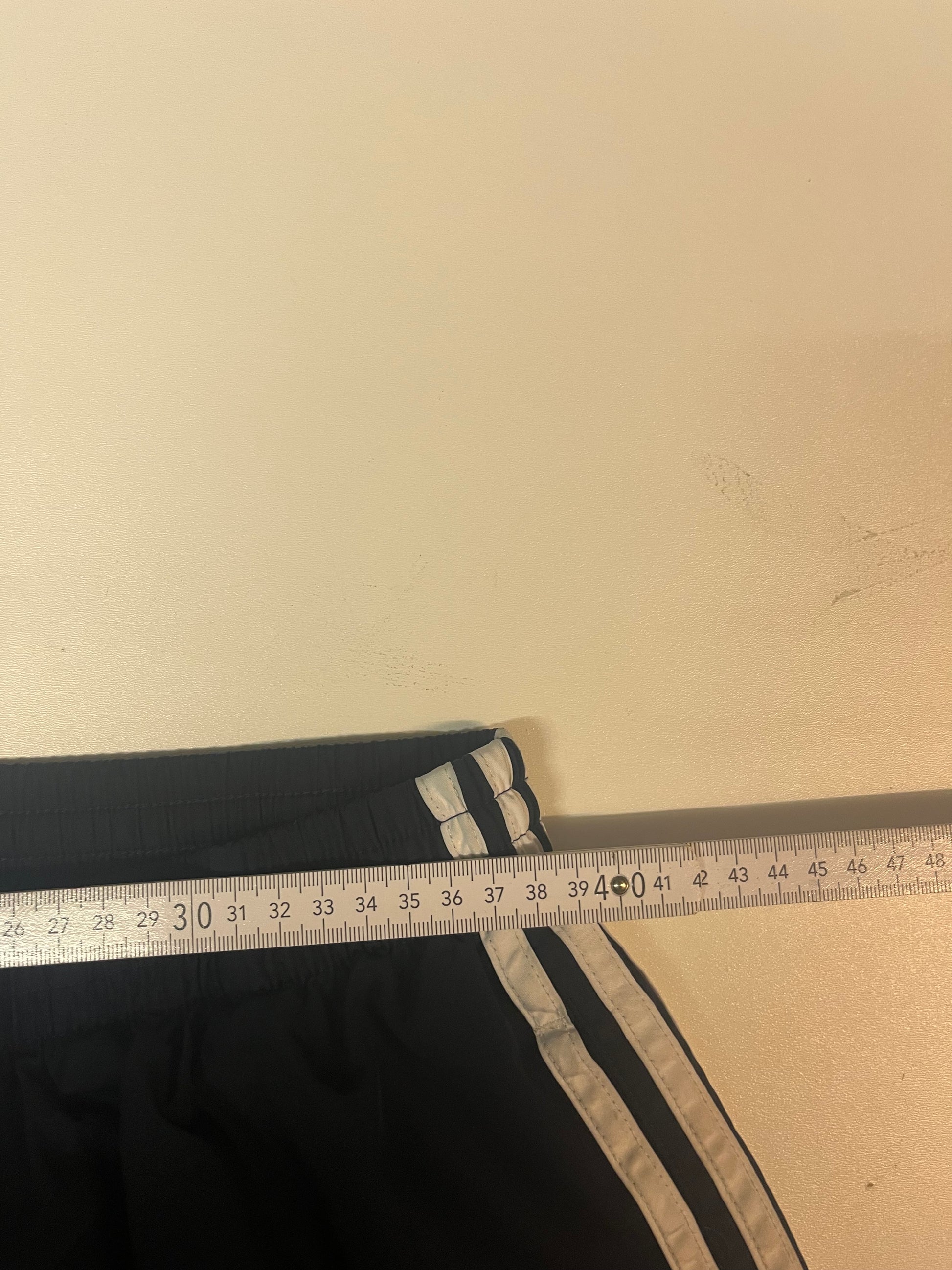 Entdecke unsere Vintage Track Pants von Nike und anderen Marken, erhältlich bei Valuxery.de - Dein Shop für trendige Vintage - Kleidung. Unsere Track Pants sind aus hochwertigen Materialien und