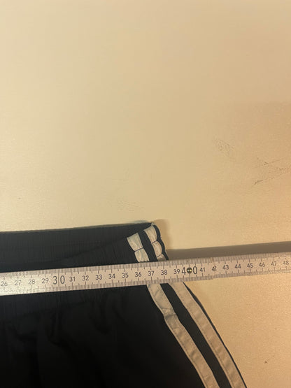 Entdecke unsere Vintage Track Pants von Nike und anderen Marken, erhältlich bei Valuxery.de - Dein Shop für trendige Vintage - Kleidung. Unsere Track Pants sind aus hochwertigen Materialien und