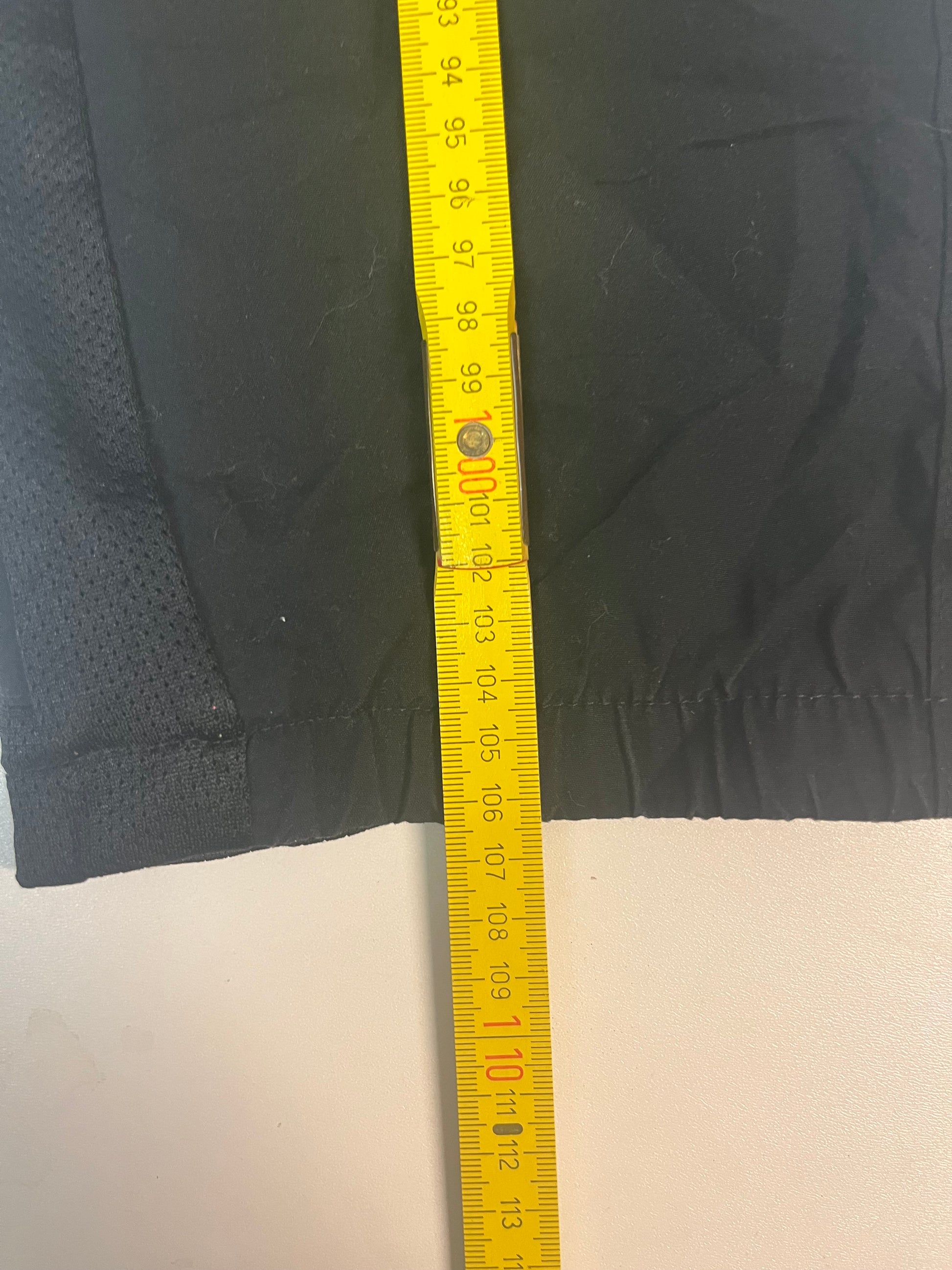 Entdecke unsere Vintage Track Pants von Nike und anderen Marken, erhältlich bei Valuxery.de - Dein Shop für trendige Vintage - Kleidung. Unsere Track Pants sind aus hochwertigen Materialien und