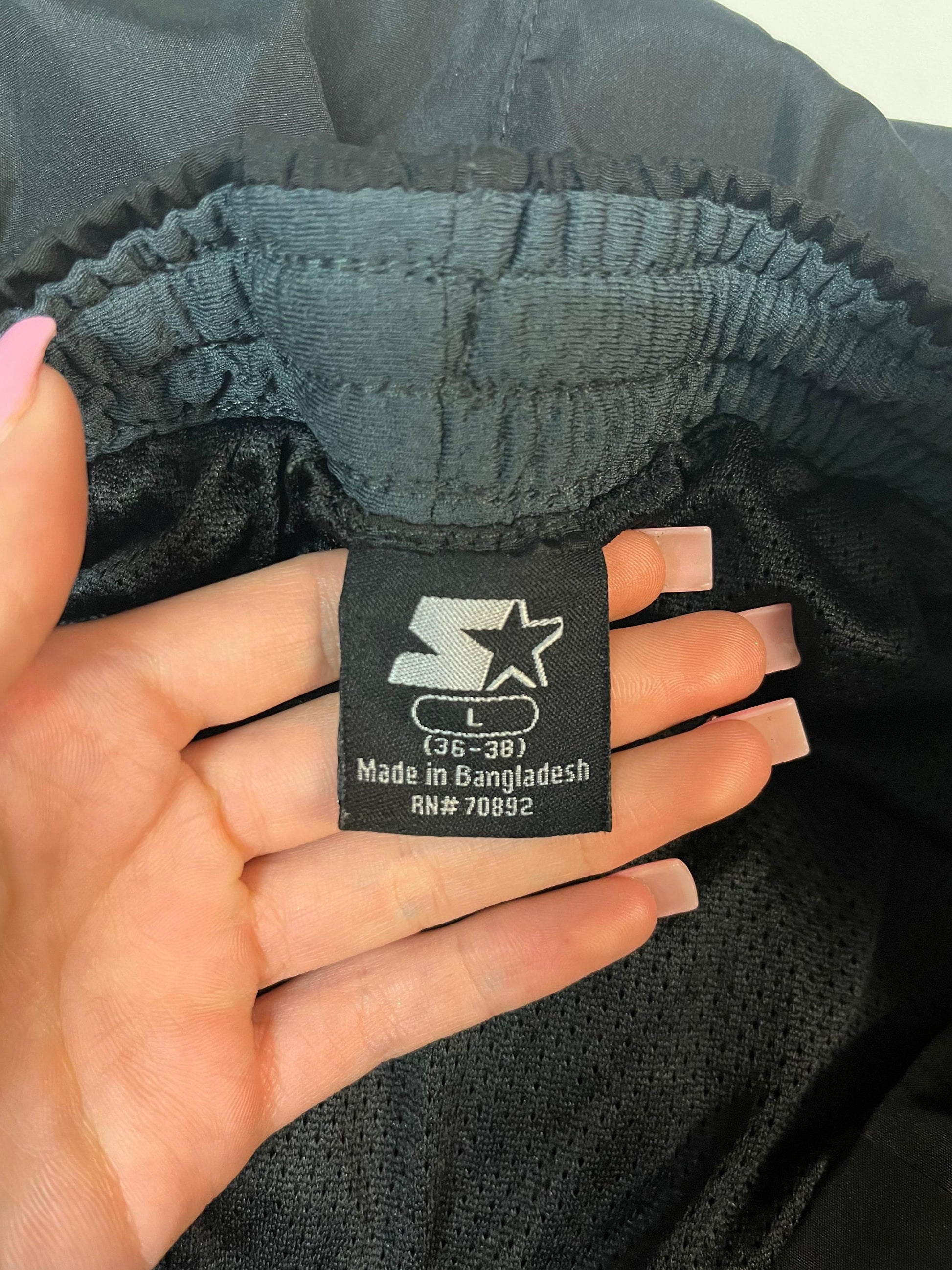 Entdecke unsere Vintage Track Pants von Nike und anderen Marken, erhältlich bei Valuxery.de - Dein Shop für trendige Vintage - Kleidung. Unsere Track Pants sind aus hochwertigen Materialien und
