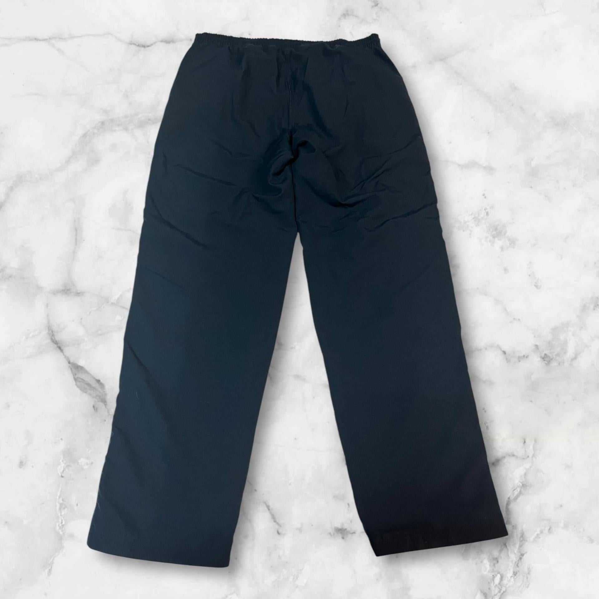 Entdecke unsere Vintage Track Pants von Nike und anderen Marken, erhältlich bei Valuxery.de - Dein Shop für trendige Vintage - Kleidung. Unsere Track Pants sind aus hochwertigen Materialien und