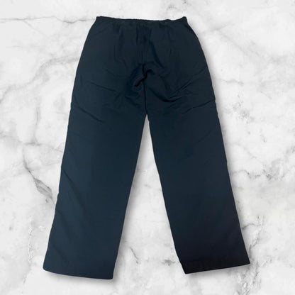 Entdecke unsere Vintage Track Pants von Nike und anderen Marken, erhältlich bei Valuxery.de - Dein Shop für trendige Vintage - Kleidung. Unsere Track Pants sind aus hochwertigen Materialien und