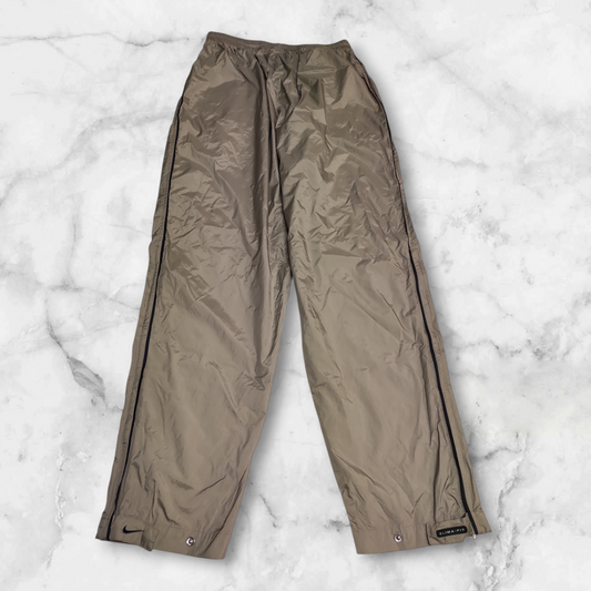 Entdecke unsere Vintage Track Pants von Nike und anderen Marken, erhältlich bei Valuxery.de - Dein Shop für trendige Vintage - Kleidung. Unsere Track Pants sind aus hochwertigen Materialien und