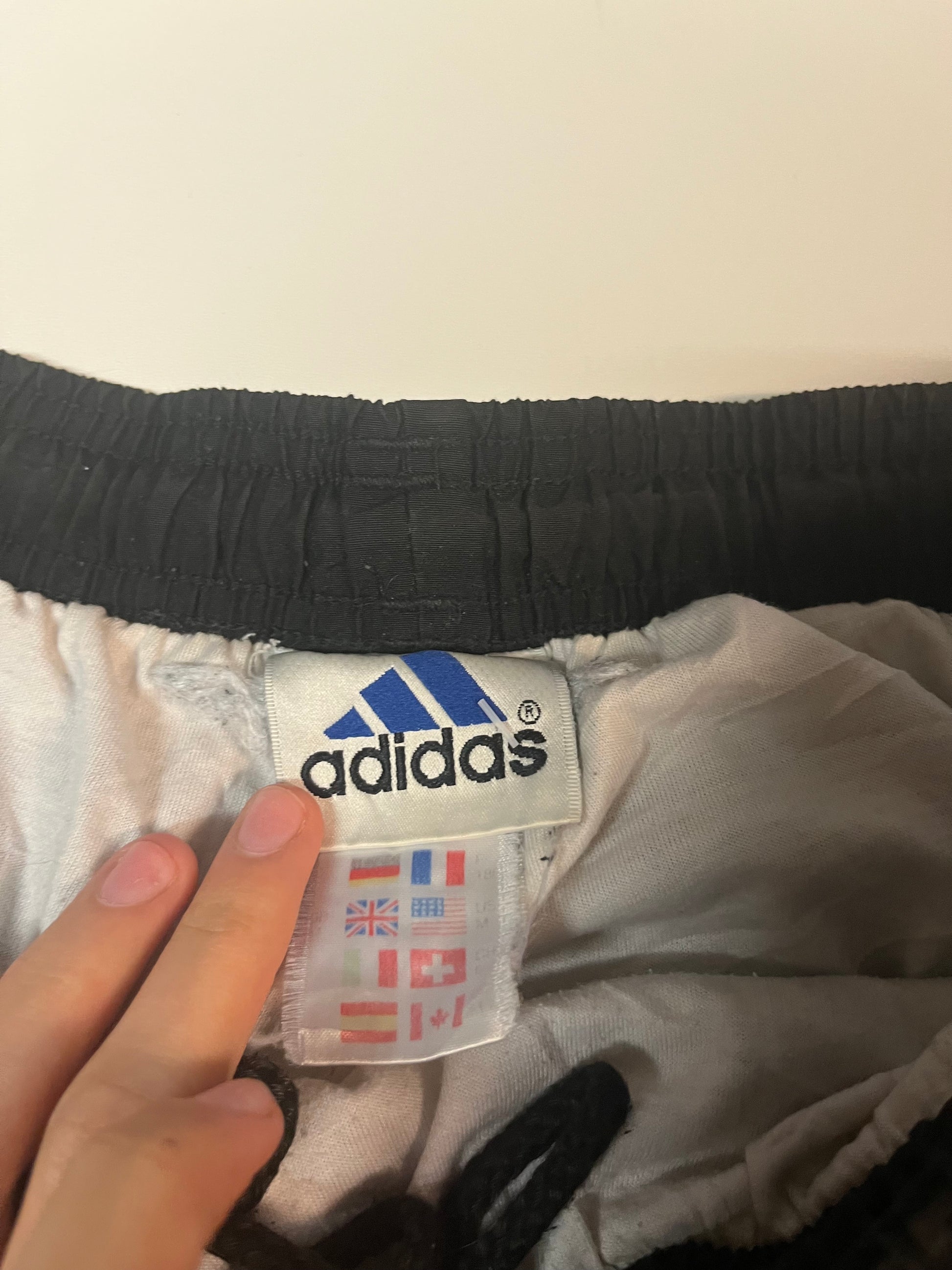 Entdecke unsere Vintage Track Pants von Nike und anderen Marken, erhältlich bei Valuxery.de - Dein Shop für trendige Vintage - Kleidung. Unsere Track Pants sind aus hochwertigen Materialien und