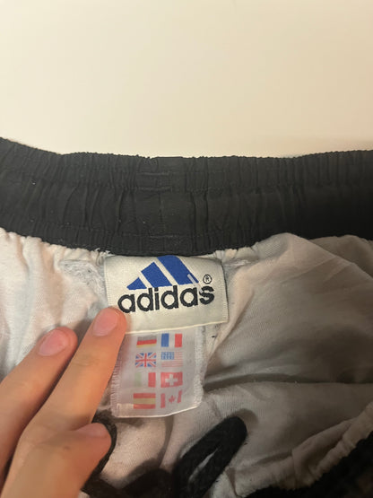 Entdecke unsere Vintage Track Pants von Nike und anderen Marken, erhältlich bei Valuxery.de - Dein Shop für trendige Vintage - Kleidung. Unsere Track Pants sind aus hochwertigen Materialien und
