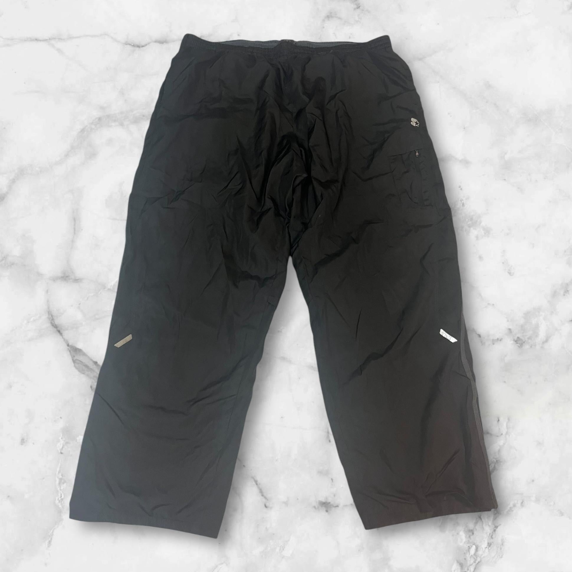 Entdecke unsere Vintage Track Pants von Nike und anderen Marken, erhältlich bei Valuxery.de - Dein Shop für trendige Vintage - Kleidung. Unsere Track Pants sind aus hochwertigen Materialien und