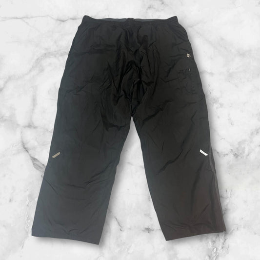 Entdecke unsere Vintage Track Pants von Nike und anderen Marken, erhältlich bei Valuxery.de - Dein Shop für trendige Vintage - Kleidung. Unsere Track Pants sind aus hochwertigen Materialien und