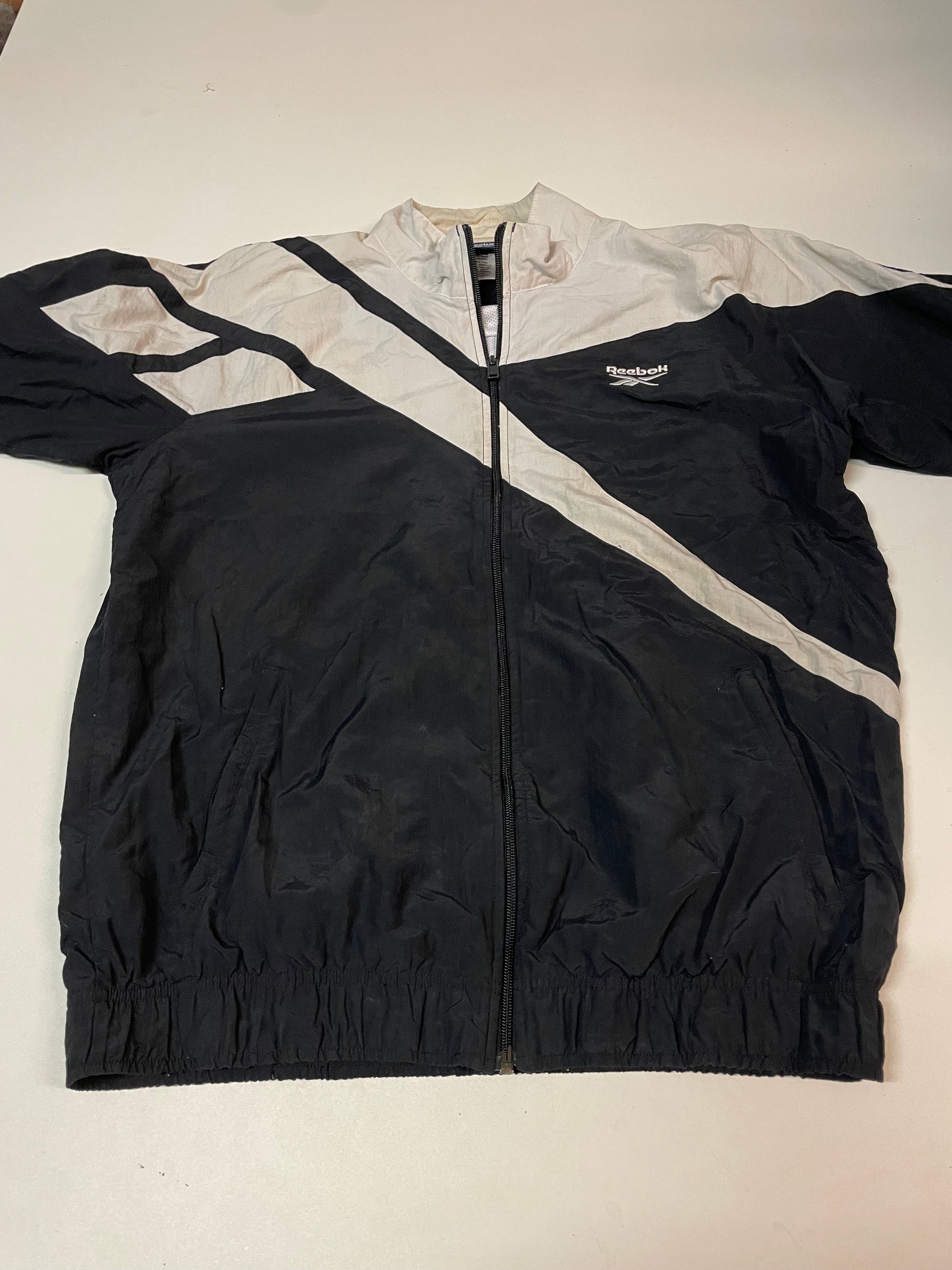 Entdecke unsere Vintage Track Pants von Nike und anderen Marken, erhältlich bei Valuxery.de - Dein Shop für trendige Vintage - Kleidung. Unsere Track Pants sind aus hochwertigen Materialien und