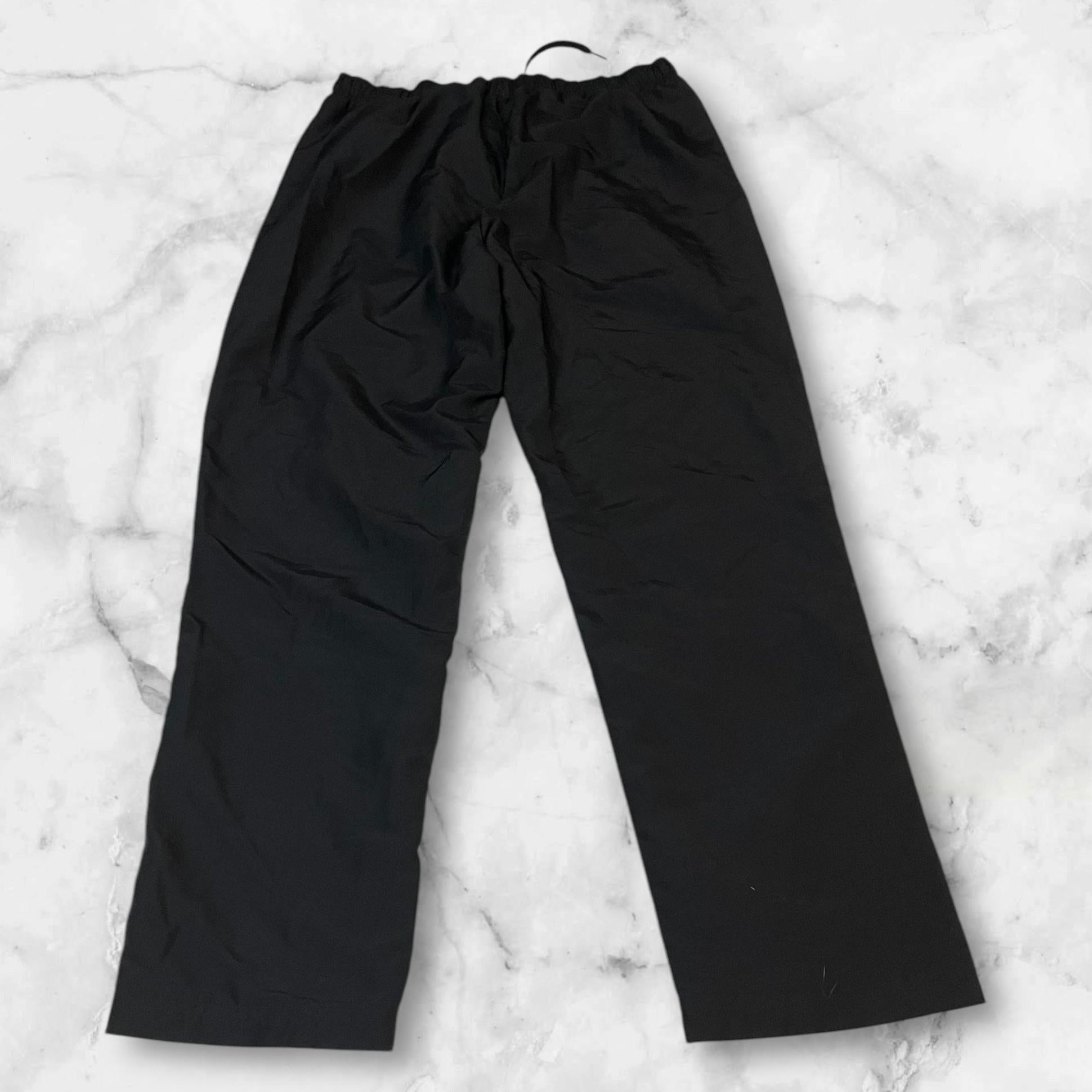 Entdecke unsere Vintage Track Pants von Nike und anderen Marken, erhältlich bei Valuxery.de - Dein Shop für trendige Vintage - Kleidung. Unsere Track Pants sind aus hochwertigen Materialien und