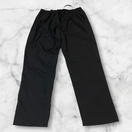 Entdecke unsere Vintage Track Pants von Nike und anderen Marken, erhältlich bei Valuxery.de - Dein Shop für trendige Vintage - Kleidung. Unsere Track Pants sind aus hochwertigen Materialien und