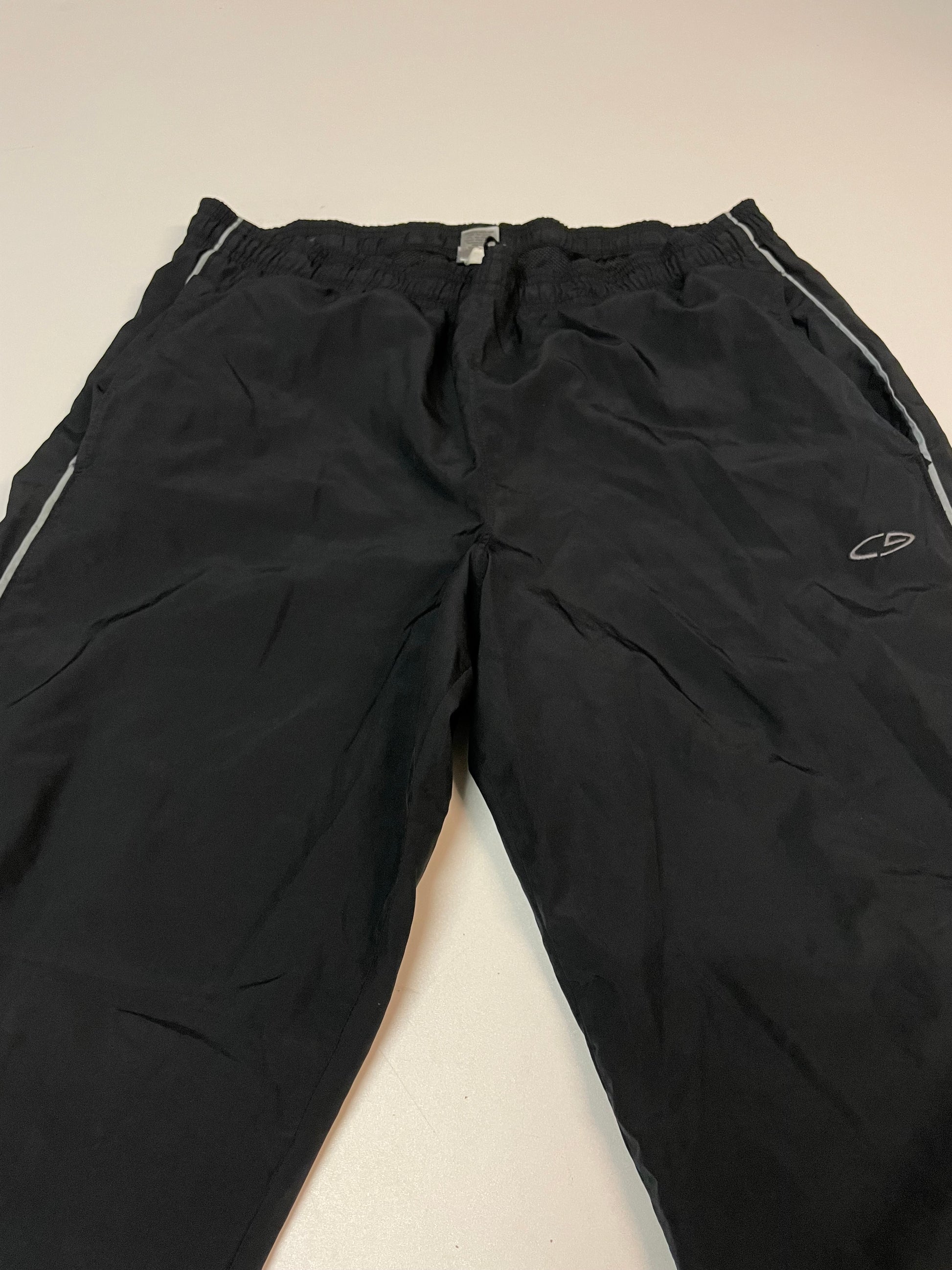 Entdecke unsere Vintage Track Pants von Nike und anderen Marken, erhältlich bei Valuxery.de - Dein Shop für trendige Vintage - Kleidung. Unsere Track Pants sind aus hochwertigen Materialien und