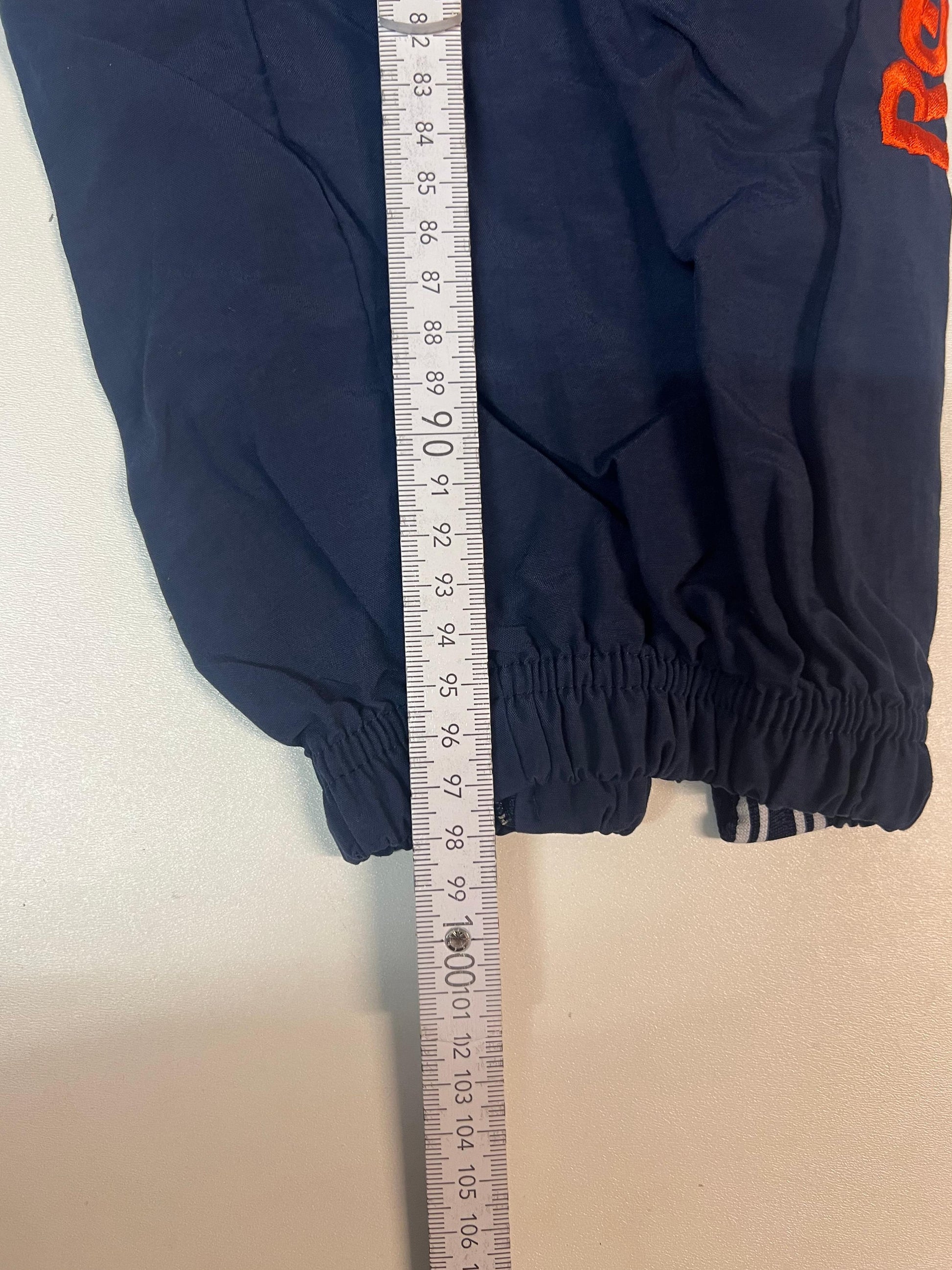 Entdecke unsere Vintage Track Pants von Nike und anderen Marken, erhältlich bei Valuxery.de - Dein Shop für trendige Vintage - Kleidung. Unsere Track Pants sind aus hochwertigen Materialien und