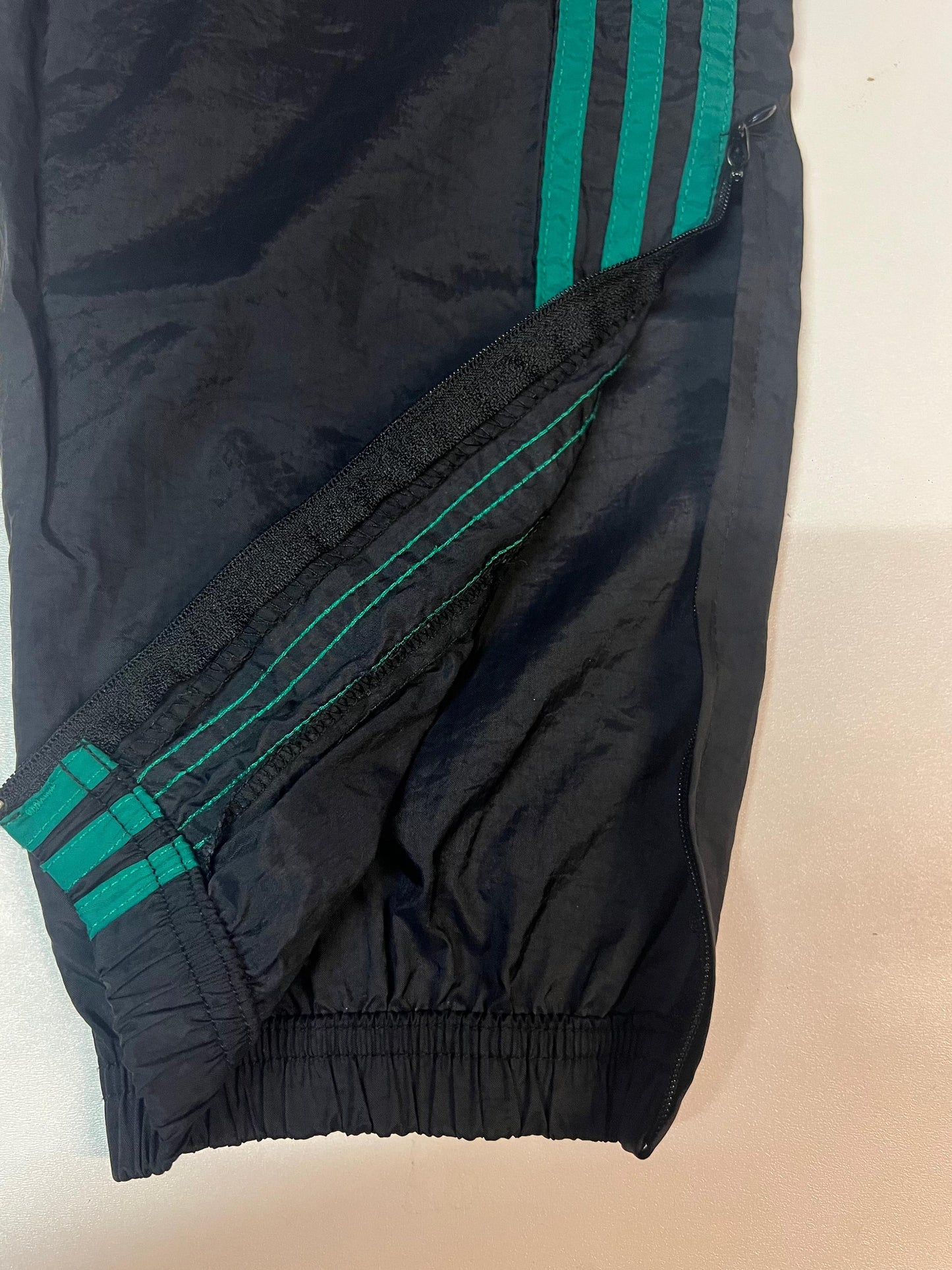 Entdecke unsere Vintage Track Pants von Nike und anderen Marken, erhältlich bei Valuxery.de - Dein Shop für trendige Vintage - Kleidung. Unsere Track Pants sind aus hochwertigen Materialien und