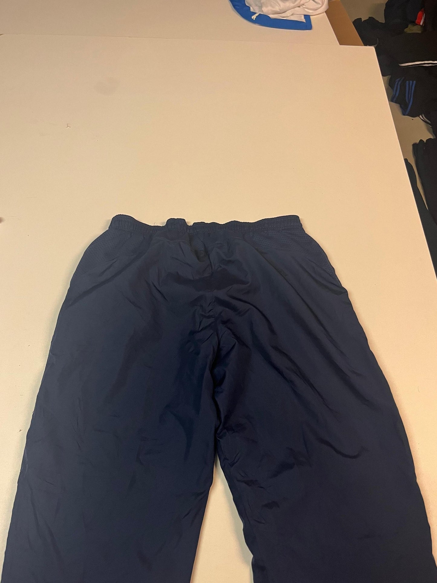 Entdecke unsere Vintage Track Pants von Nike und anderen Marken, erhältlich bei Valuxery.de - Dein Shop für trendige Vintage - Kleidung. Unsere Track Pants sind aus hochwertigen Materialien und