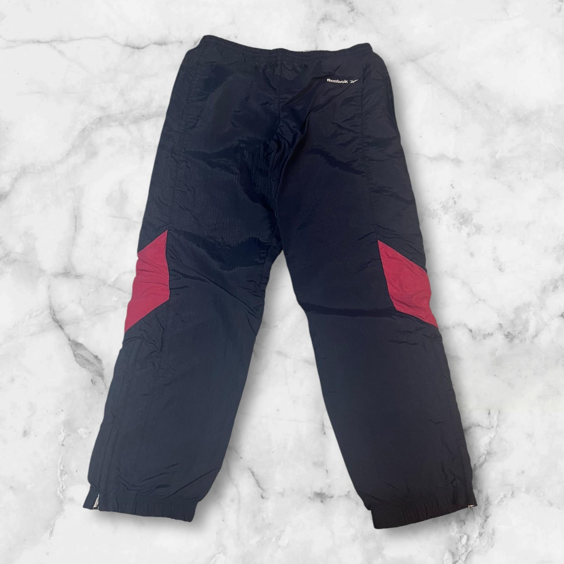 Entdecke unsere Vintage Track Pants von Nike und anderen Marken, erhältlich bei Valuxery.de - Dein Shop für trendige Vintage - Kleidung. Unsere Track Pants sind aus hochwertigen Materialien und